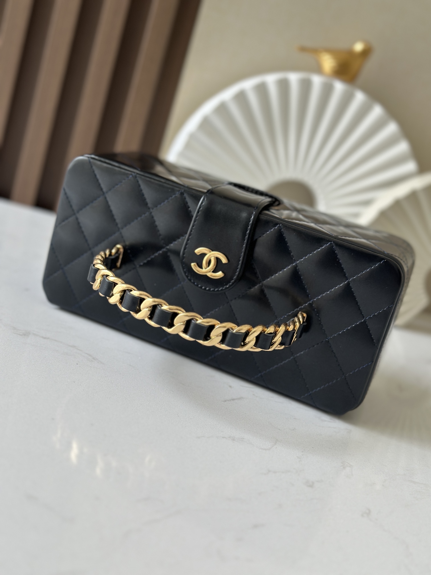 Chanel 这款是香奶奶 家vintage小怪级别的化妆包 珠光金色手提化妆包 这款颜色真的很绝 不同灯光能折射出不同颜色 颜色细节是高级满分 手提部分无论是从弧度还是色泽上