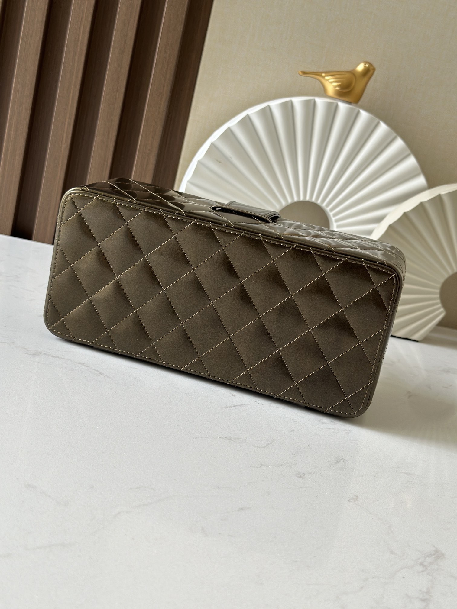 Chanel 这款是香奶奶 家vintage小怪级别的化妆包 珠光金色手提化妆包 这款颜色真的很绝 不同灯光能折射出不同颜色 颜色细节是高级满分 手提部分无论是从弧度还是色泽上