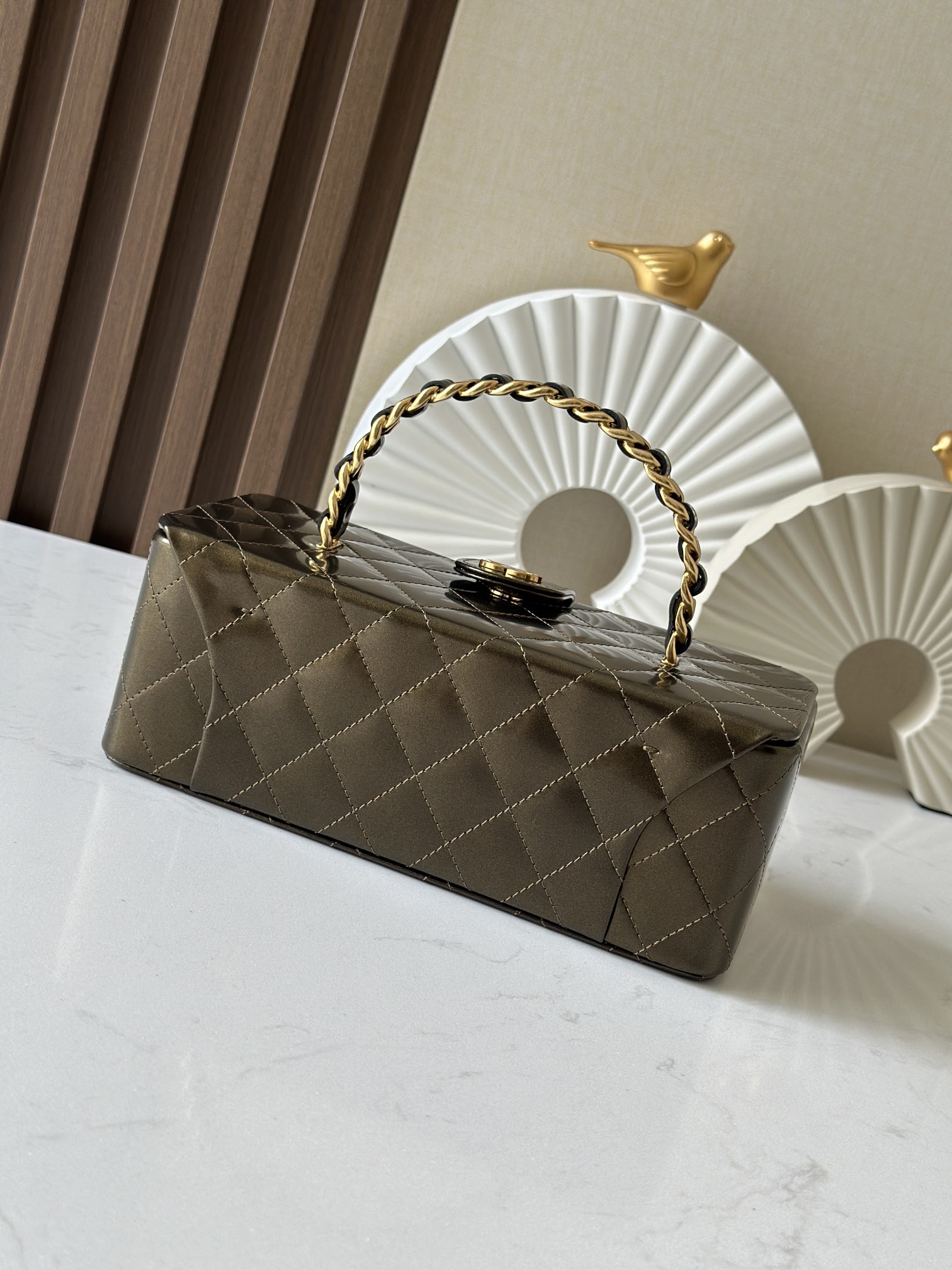 Chanel 这款是香奶奶 家vintage小怪级别的化妆包 珠光金色手提化妆包 这款颜色真的很绝 不同灯光能折射出不同颜色 颜色细节是高级满分 手提部分无论是从弧度还是色泽上