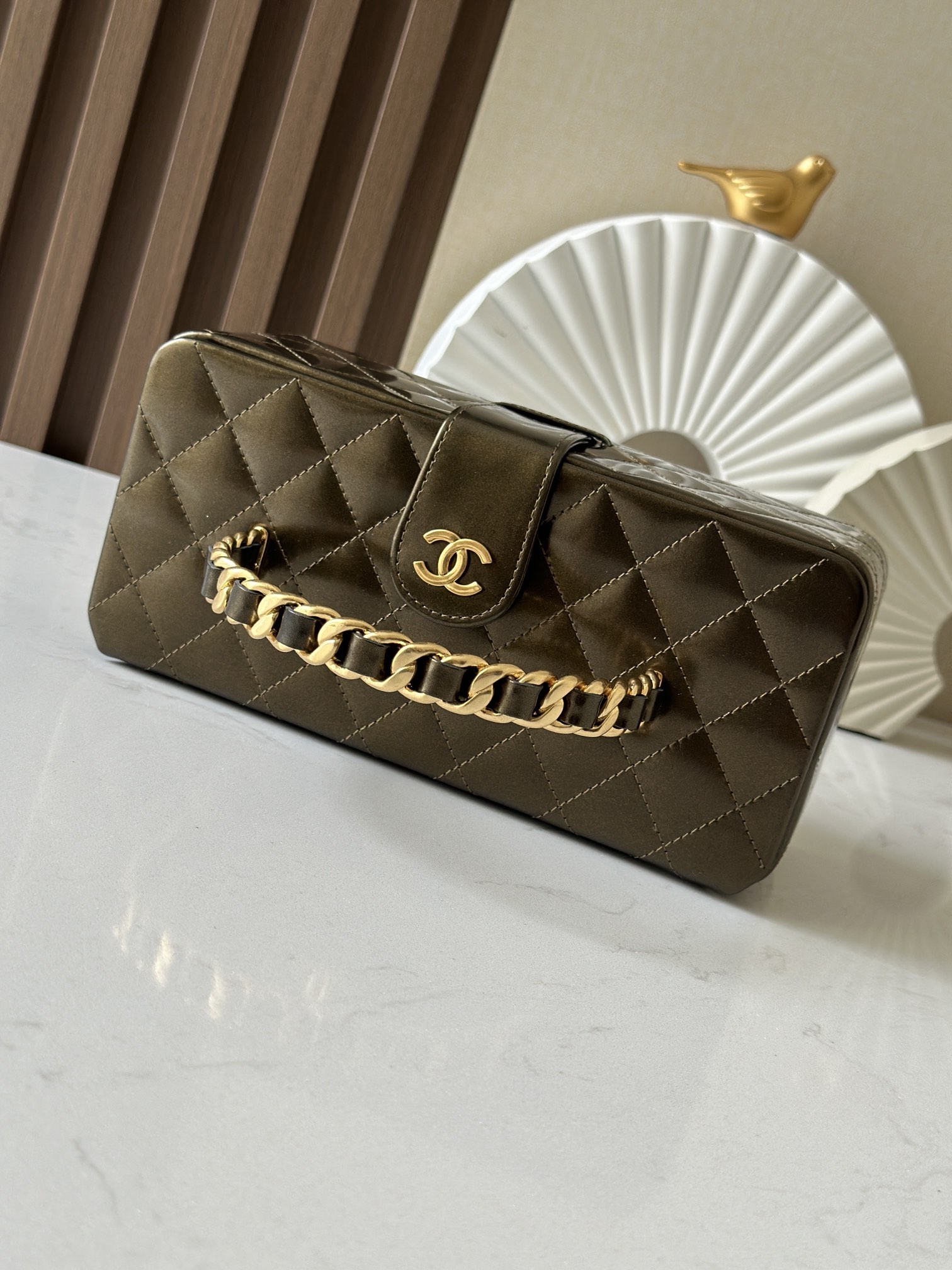 Chanel 这款是香奶奶 家vintage小怪级别的化妆包 珠光金色手提化妆包 这款颜色真的很绝 不同灯光能折射出不同颜色 颜色细节是高级满分 手提部分无论是从弧度还是色泽上