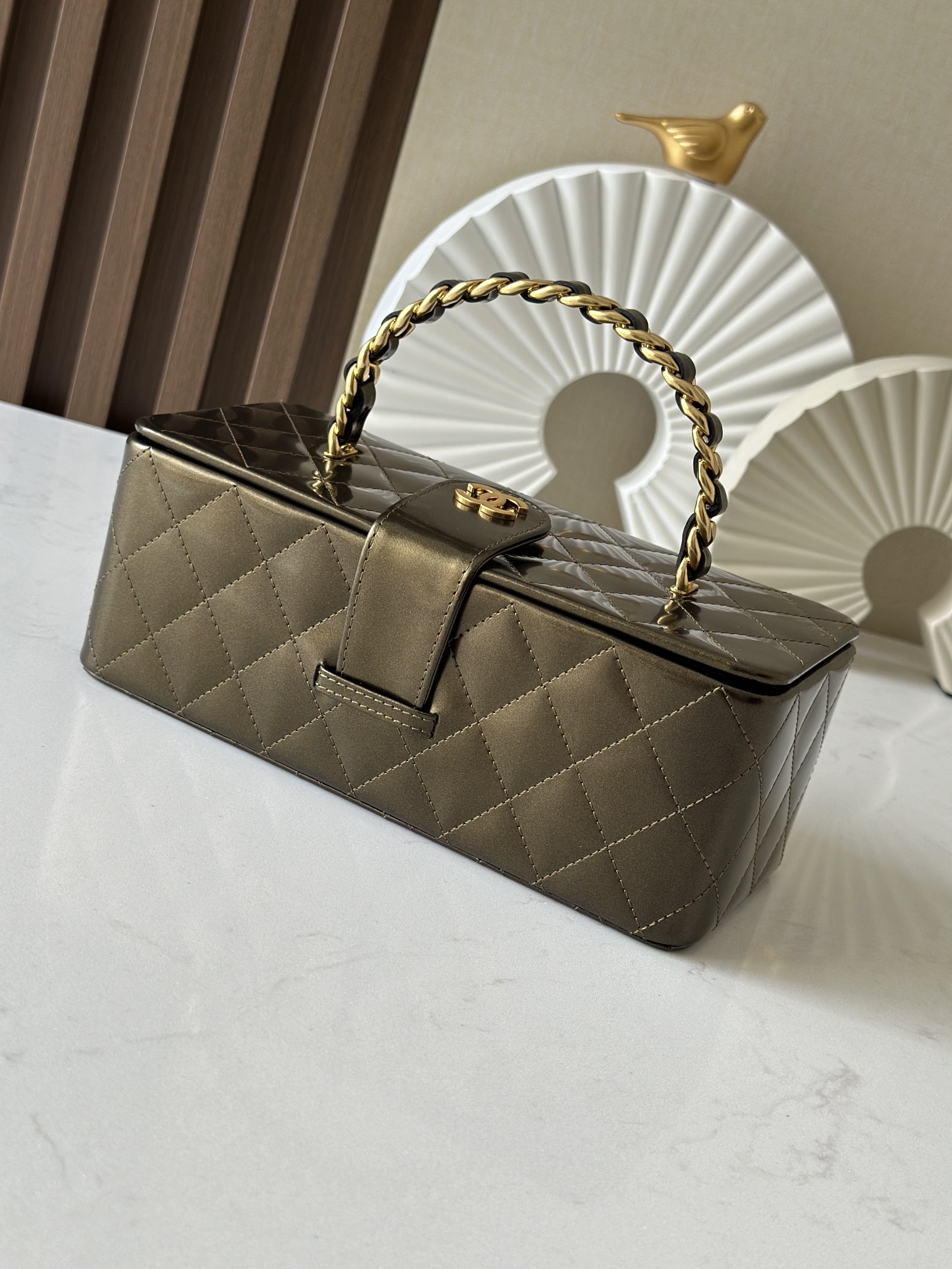 Chanel 这款是香奶奶 家vintage小怪级别的化妆包 珠光金色手提化妆包 这款颜色真的很绝 不同灯光能折射出不同颜色 颜色细节是高级满分 手提部分无论是从弧度还是色泽上