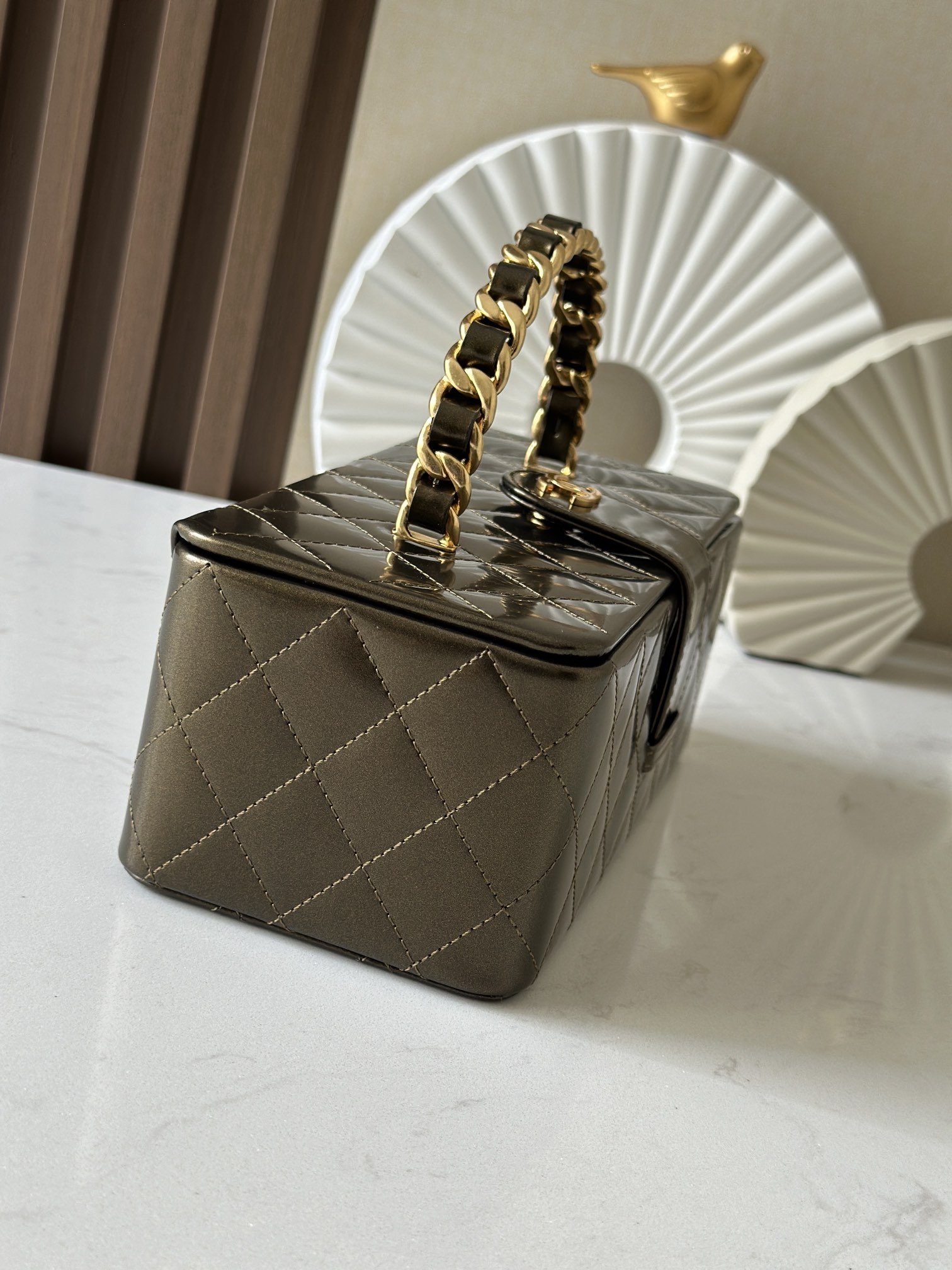 Chanel 这款是香奶奶 家vintage小怪级别的化妆包 珠光金色手提化妆包 这款颜色真的很绝 不同灯光能折射出不同颜色 颜色细节是高级满分 手提部分无论是从弧度还是色泽上