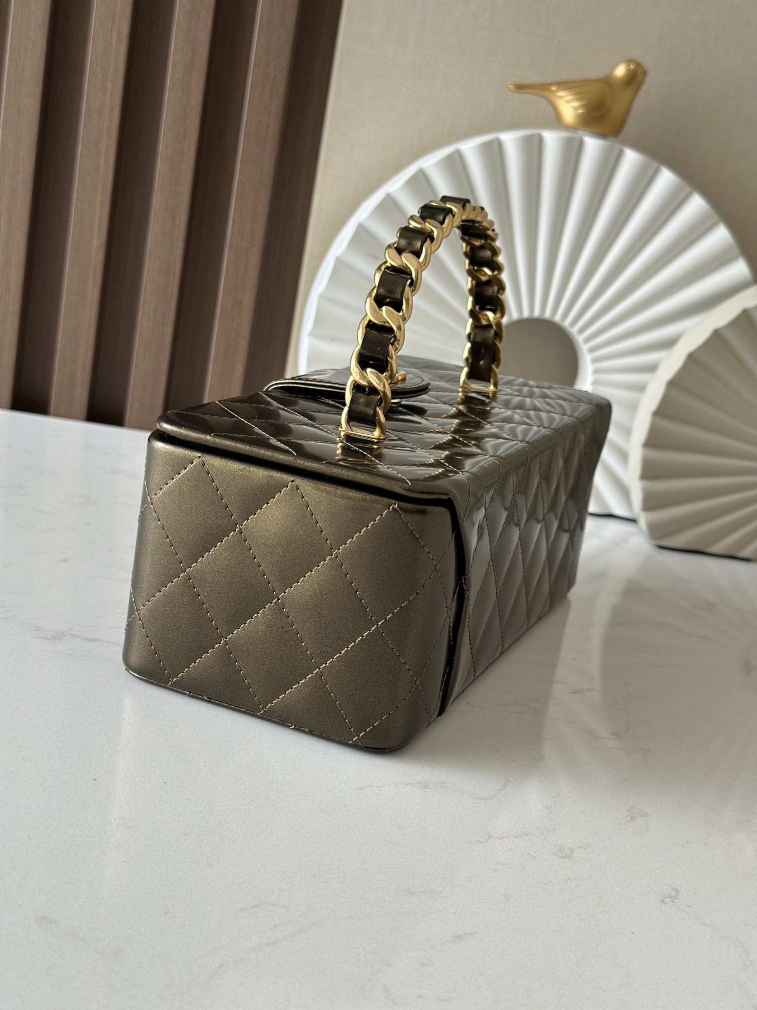 Chanel 这款是香奶奶 家vintage小怪级别的化妆包 珠光金色手提化妆包 这款颜色真的很绝 不同灯光能折射出不同颜色 颜色细节是高级满分 手提部分无论是从弧度还是色泽上