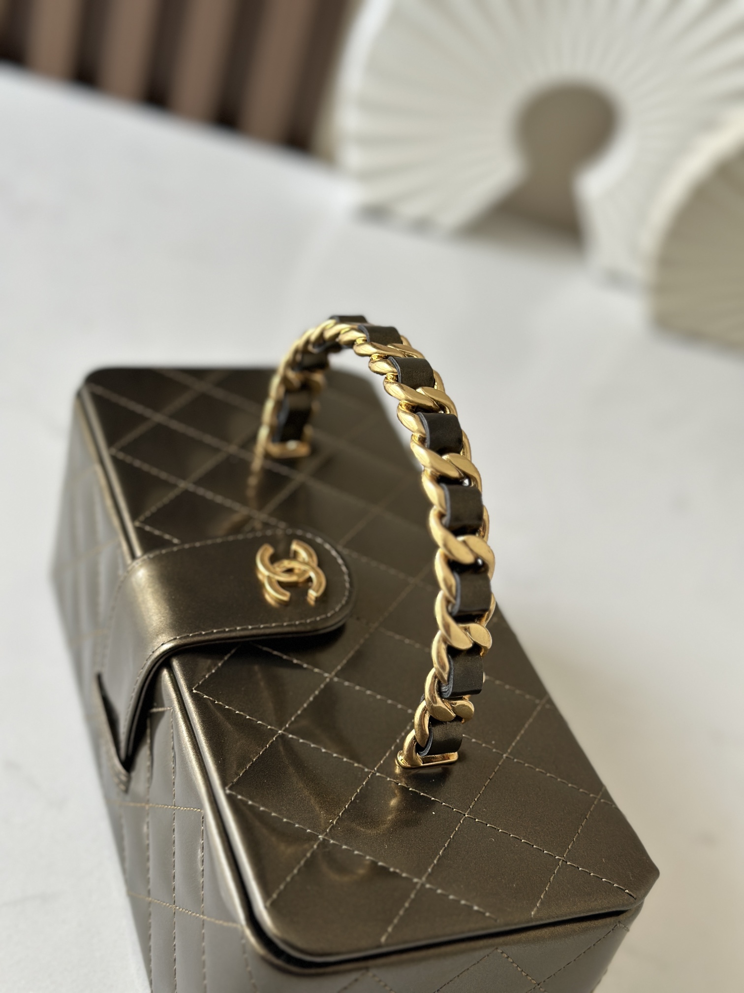 Chanel 这款是香奶奶 家vintage小怪级别的化妆包 珠光金色手提化妆包 这款颜色真的很绝 不同灯光能折射出不同颜色 颜色细节是高级满分 手提部分无论是从弧度还是色泽上