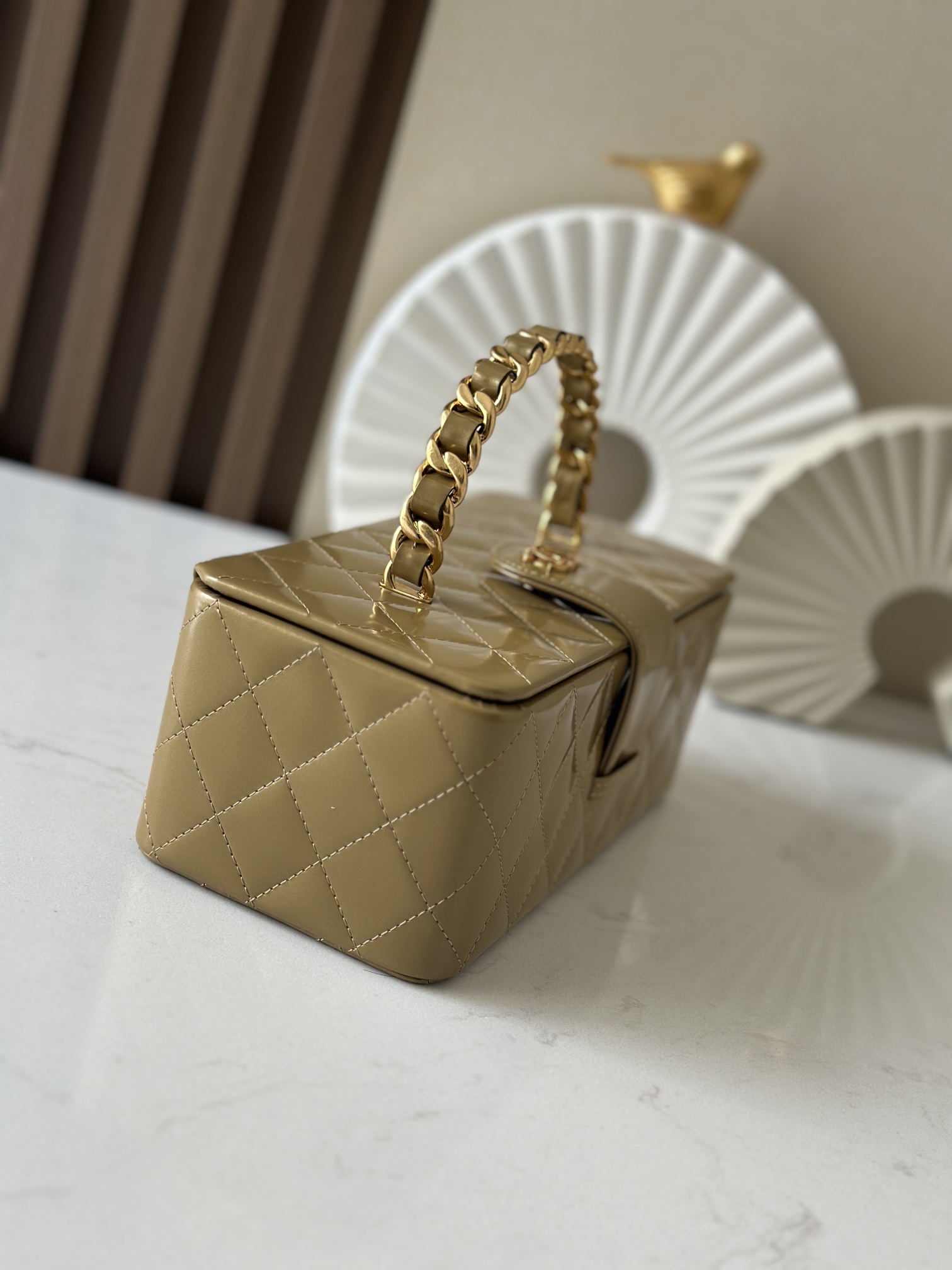 Chanel 这款是香奶奶 家vintage小怪级别的化妆包 珠光金色手提化妆包 这款颜色真的很绝 不同灯光能折射出不同颜色 颜色细节是高级满分 手提部分无论是从弧度还是色泽上