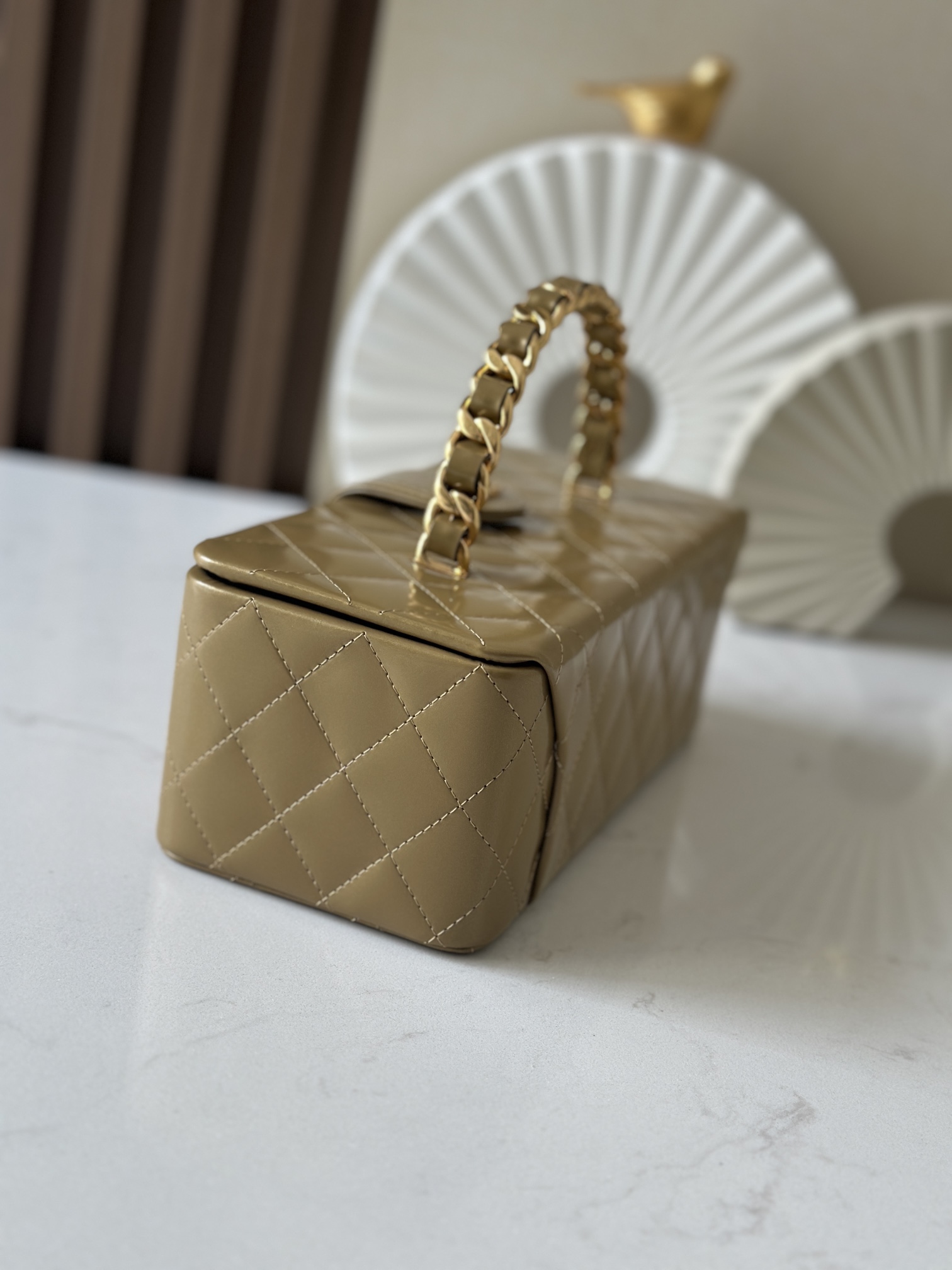 Chanel 这款是香奶奶 家vintage小怪级别的化妆包 珠光金色手提化妆包 这款颜色真的很绝 不同灯光能折射出不同颜色 颜色细节是高级满分 手提部分无论是从弧度还是色泽上