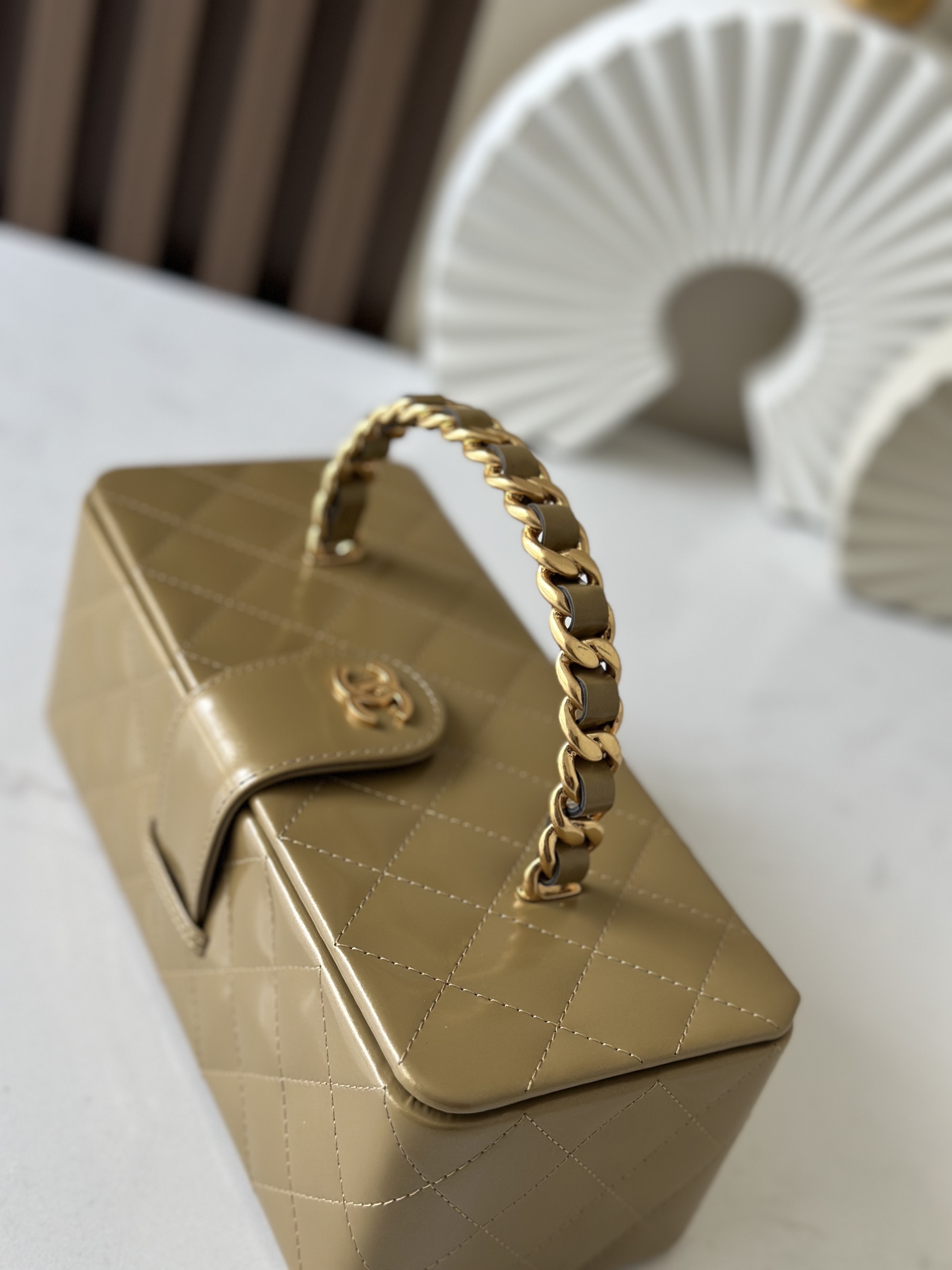 Chanel 这款是香奶奶 家vintage小怪级别的化妆包 珠光金色手提化妆包 这款颜色真的很绝 不同灯光能折射出不同颜色 颜色细节是高级满分 手提部分无论是从弧度还是色泽上