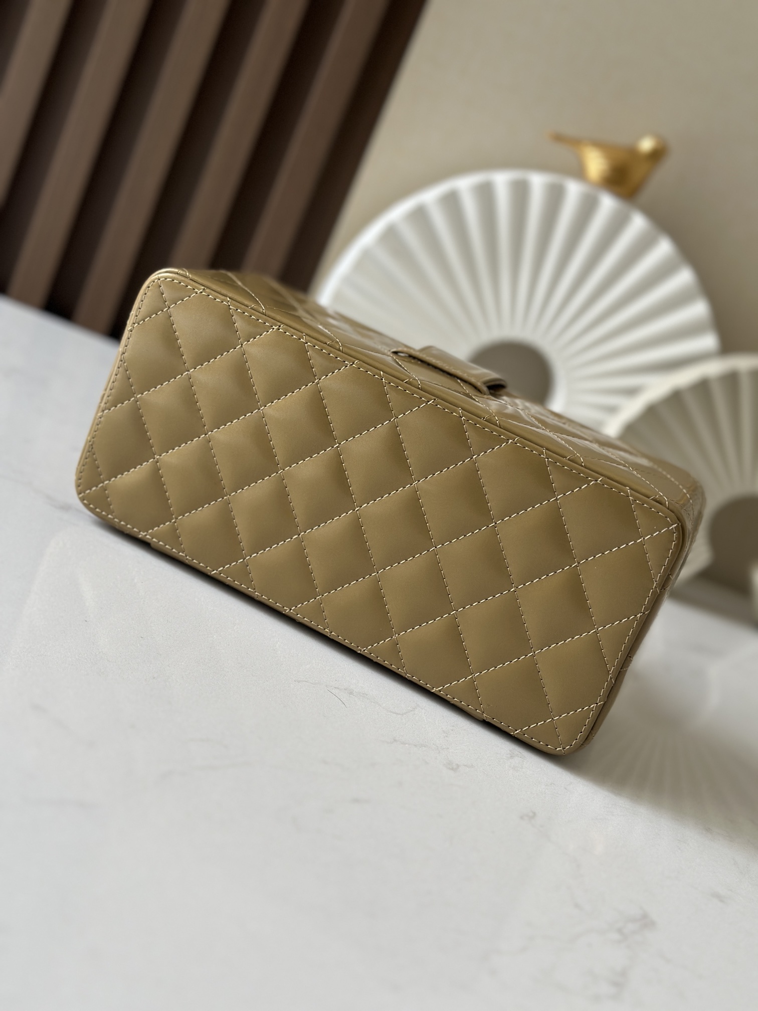 Chanel 这款是香奶奶 家vintage小怪级别的化妆包 珠光金色手提化妆包 这款颜色真的很绝 不同灯光能折射出不同颜色 颜色细节是高级满分 手提部分无论是从弧度还是色泽上