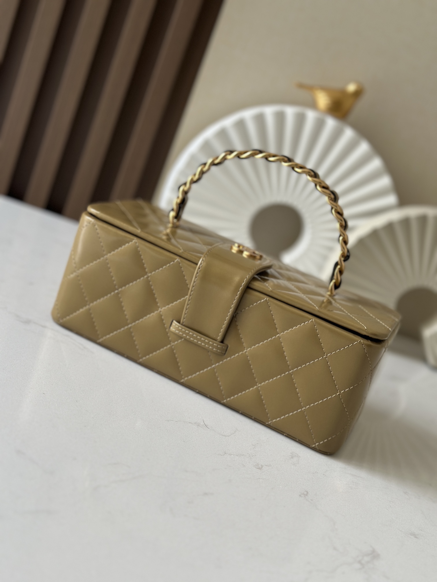Chanel 这款是香奶奶 家vintage小怪级别的化妆包 珠光金色手提化妆包 这款颜色真的很绝 不同灯光能折射出不同颜色 颜色细节是高级满分 手提部分无论是从弧度还是色泽上