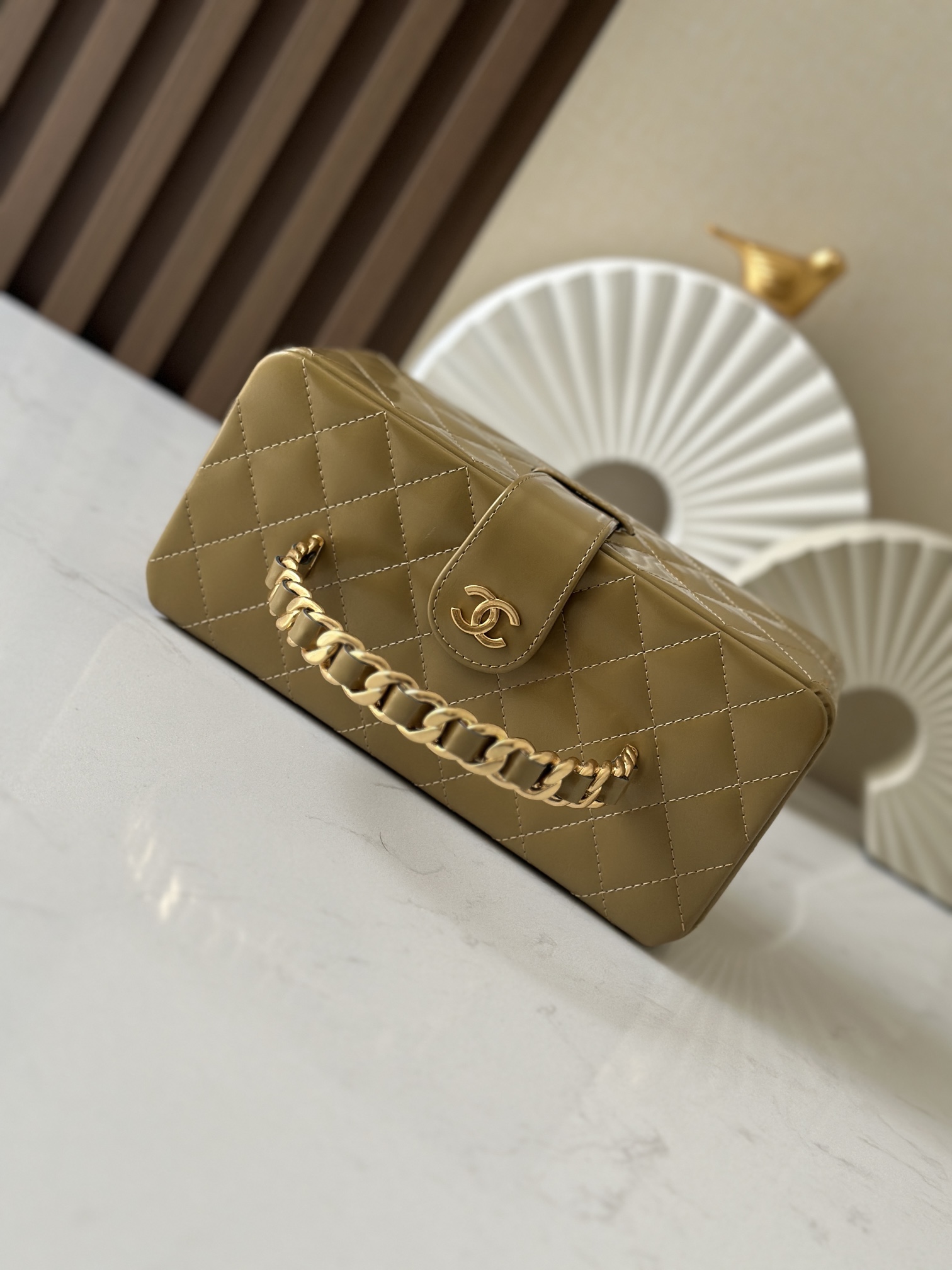 Chanel 这款是香奶奶 家vintage小怪级别的化妆包 珠光金色手提化妆包 这款颜色真的很绝 不同灯光能折射出不同颜色 颜色细节是高级满分 手提部分无论是从弧度还是色泽上