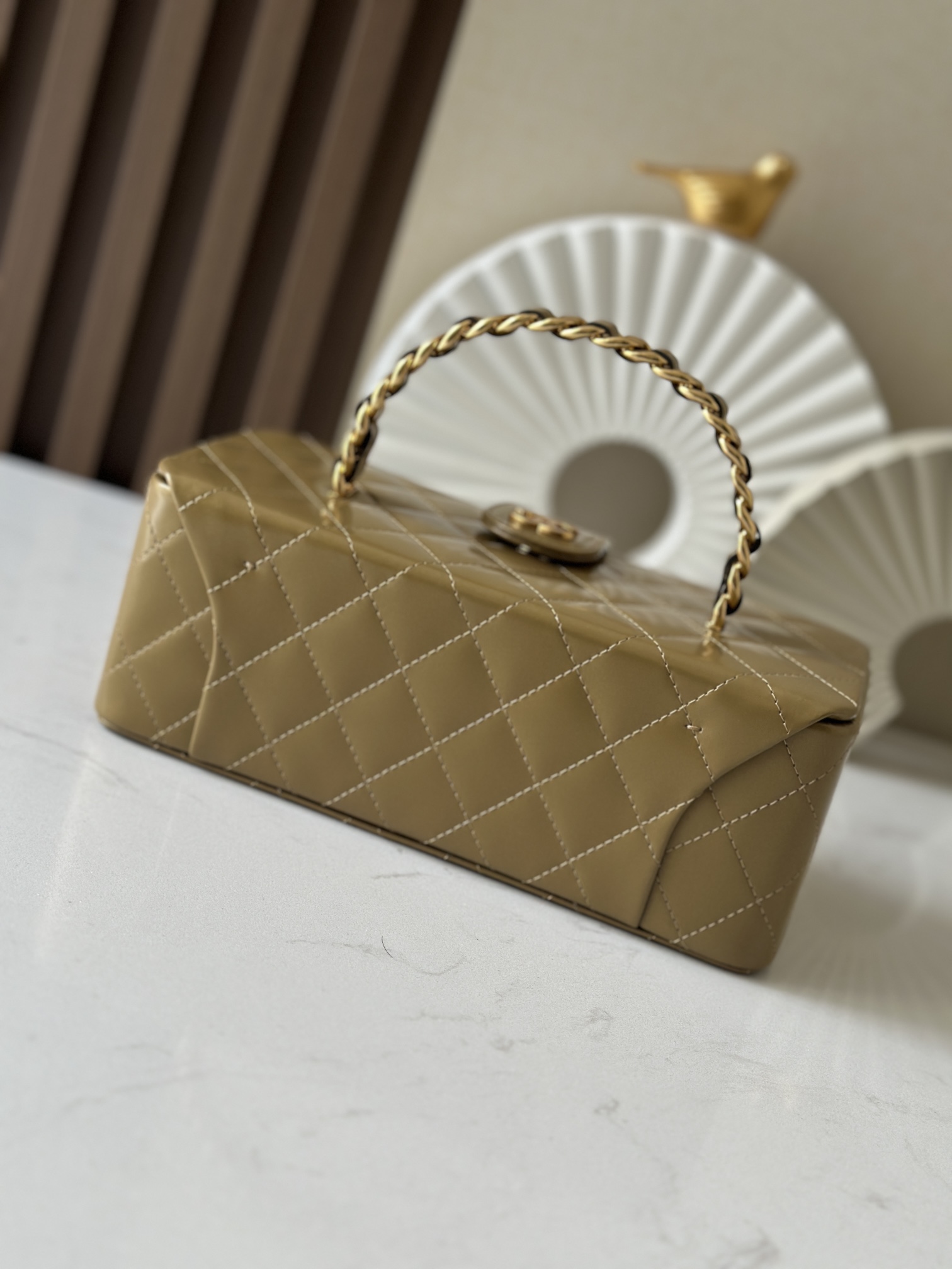 Chanel 这款是香奶奶 家vintage小怪级别的化妆包 珠光金色手提化妆包 这款颜色真的很绝 不同灯光能折射出不同颜色 颜色细节是高级满分 手提部分无论是从弧度还是色泽上