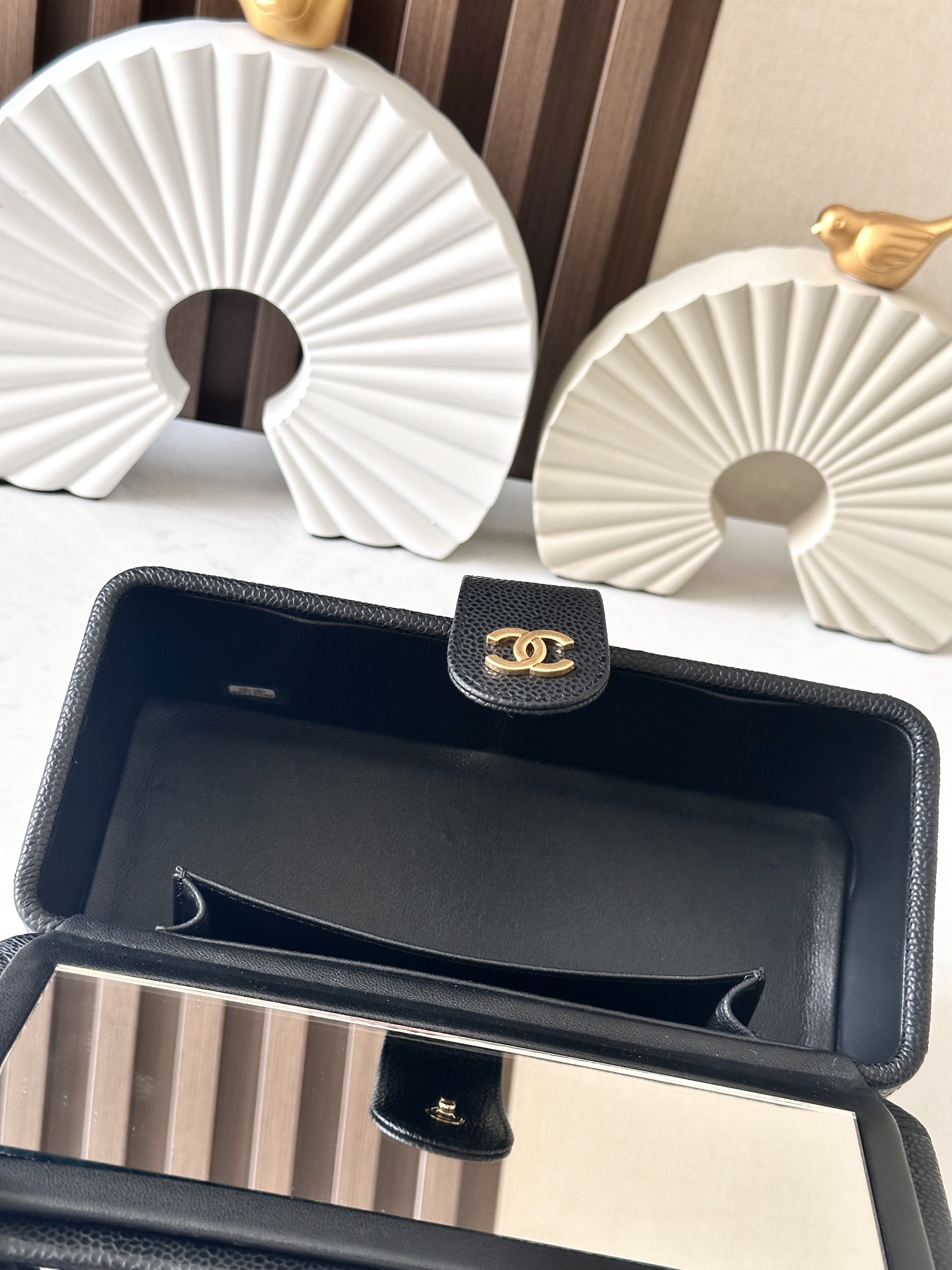 Chanel 这款是香奶奶 家vintage小怪级别的化妆包 珠光金色手提化妆包 这款颜色真的很绝 不同灯光能折射出不同颜色 颜色细节是高级满分 手提部分无论是从弧度还是色泽上