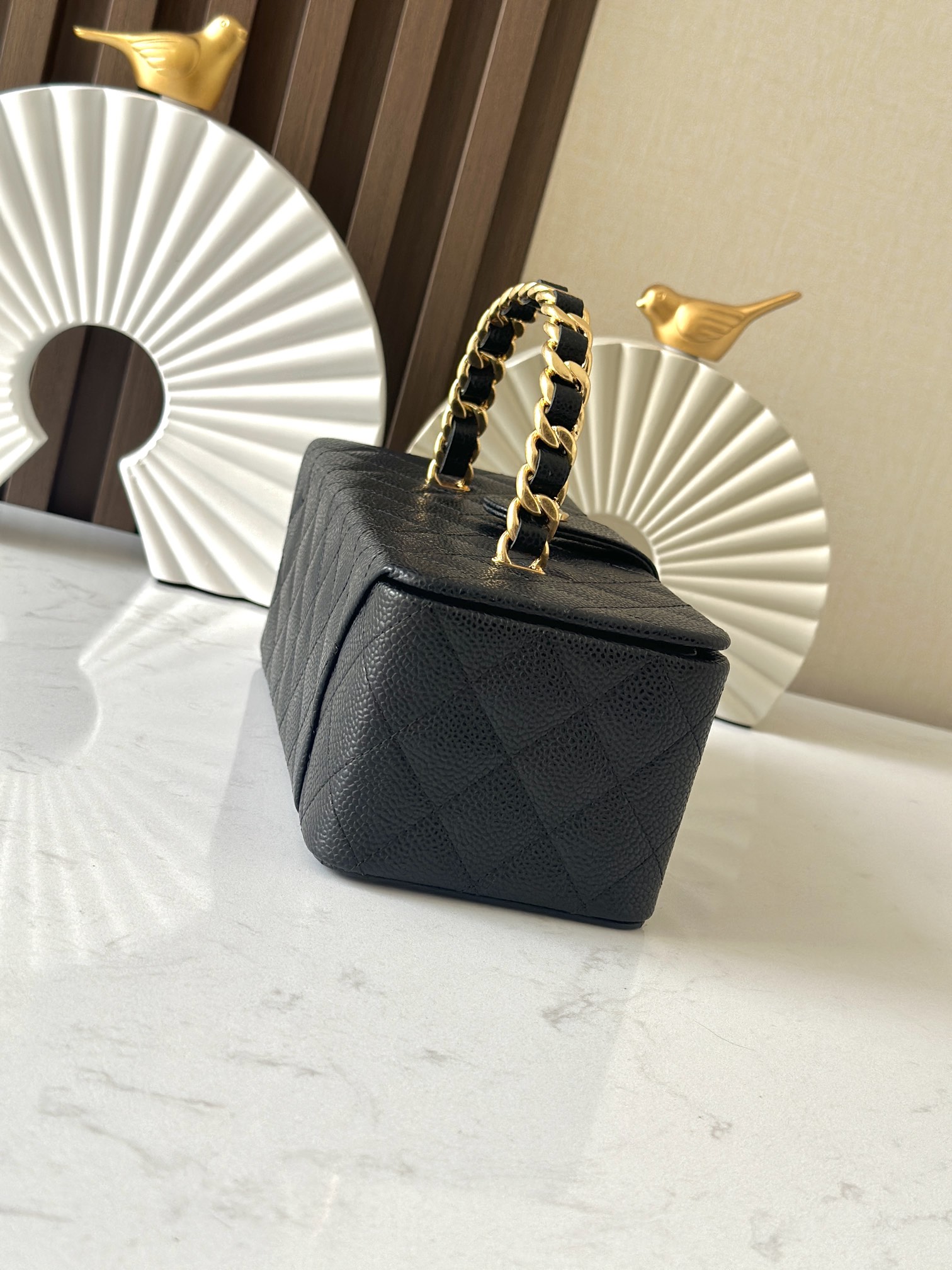 Chanel 这款是香奶奶 家vintage小怪级别的化妆包 珠光金色手提化妆包 这款颜色真的很绝 不同灯光能折射出不同颜色 颜色细节是高级满分 手提部分无论是从弧度还是色泽上