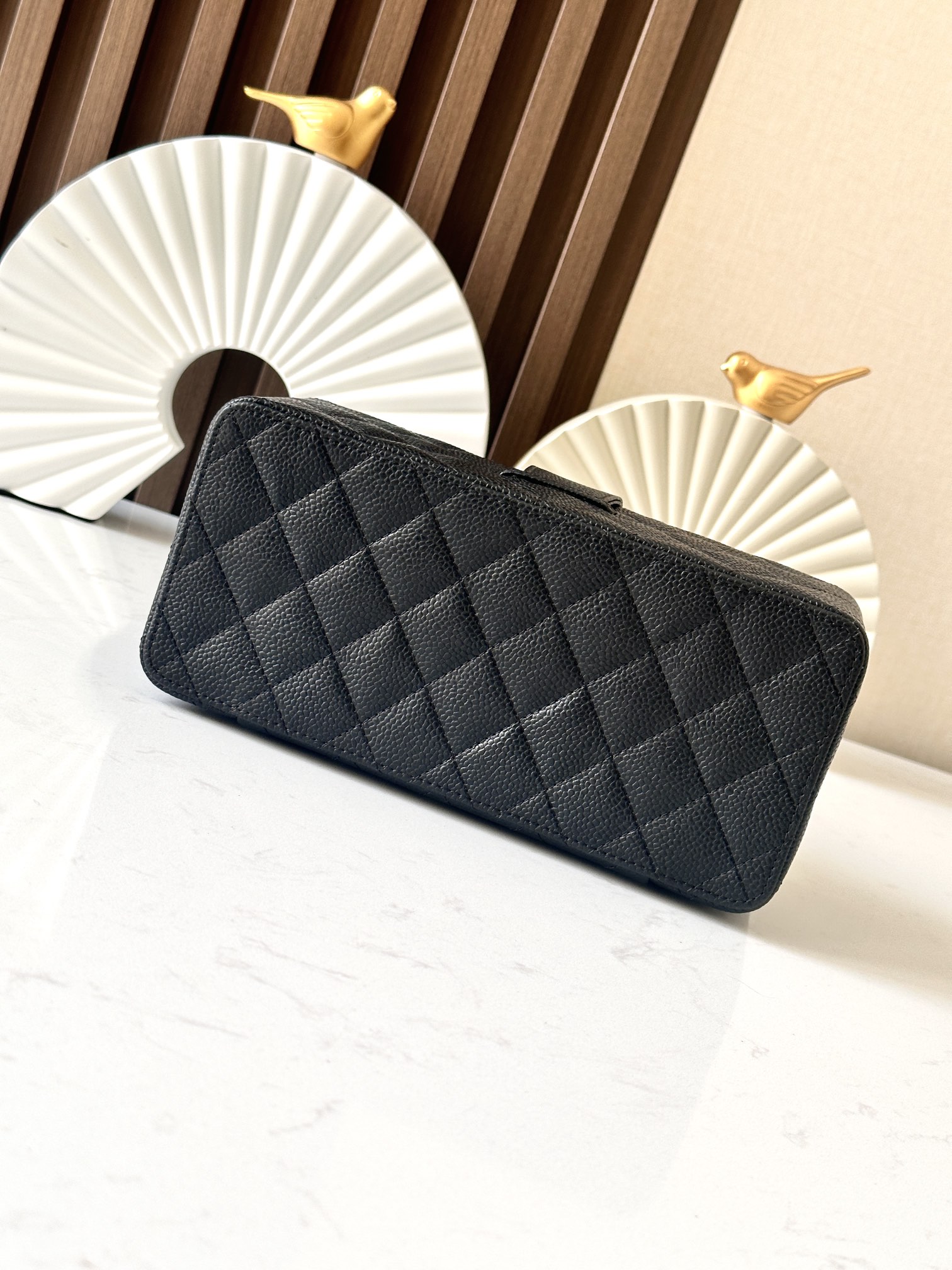 Chanel 这款是香奶奶 家vintage小怪级别的化妆包 珠光金色手提化妆包 这款颜色真的很绝 不同灯光能折射出不同颜色 颜色细节是高级满分 手提部分无论是从弧度还是色泽上