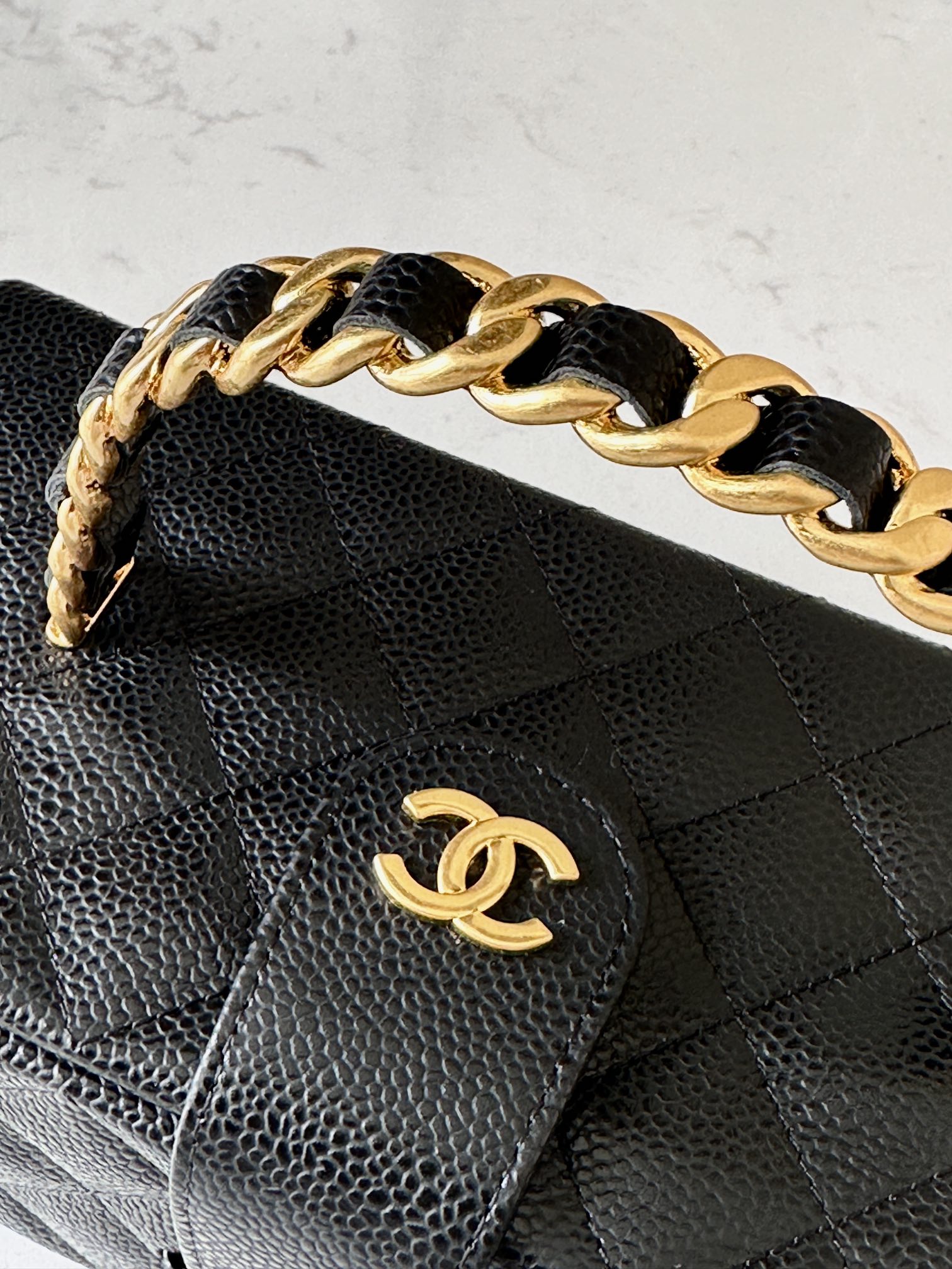 Chanel 这款是香奶奶 家vintage小怪级别的化妆包 珠光金色手提化妆包 这款颜色真的很绝 不同灯光能折射出不同颜色 颜色细节是高级满分 手提部分无论是从弧度还是色泽上