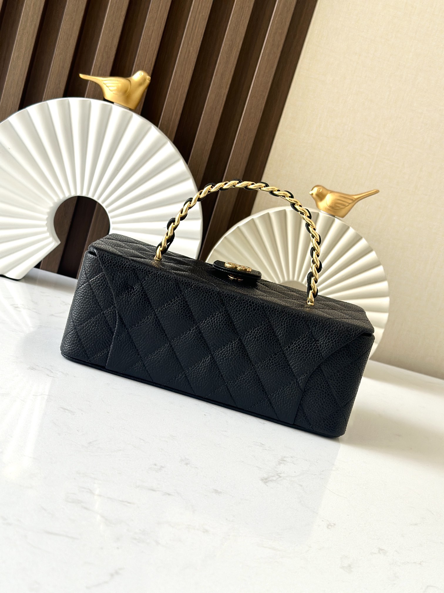 Chanel 这款是香奶奶 家vintage小怪级别的化妆包 珠光金色手提化妆包 这款颜色真的很绝 不同灯光能折射出不同颜色 颜色细节是高级满分 手提部分无论是从弧度还是色泽上