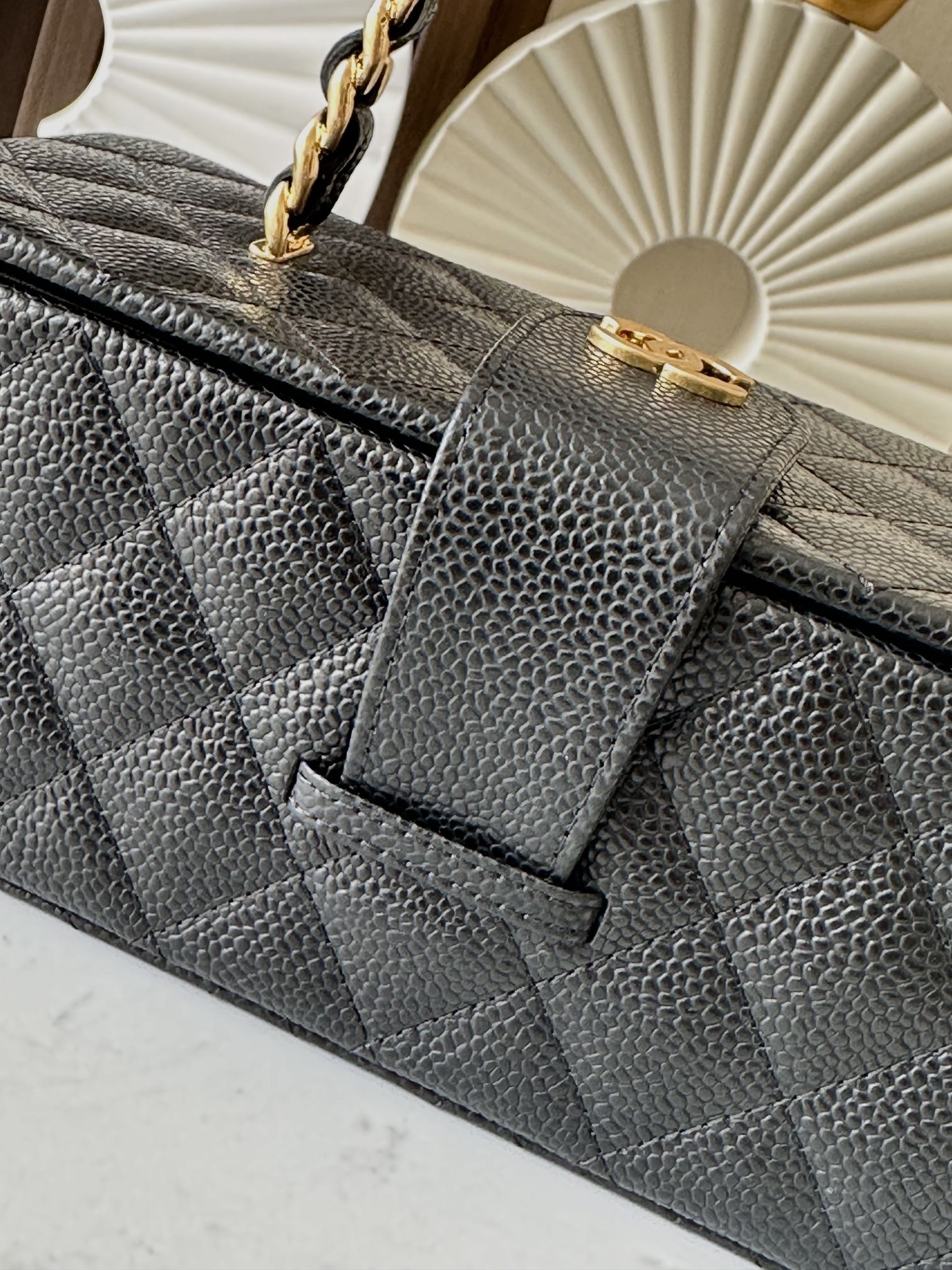 Chanel 这款是香奶奶 家vintage小怪级别的化妆包 珠光金色手提化妆包 这款颜色真的很绝 不同灯光能折射出不同颜色 颜色细节是高级满分 手提部分无论是从弧度还是色泽上
