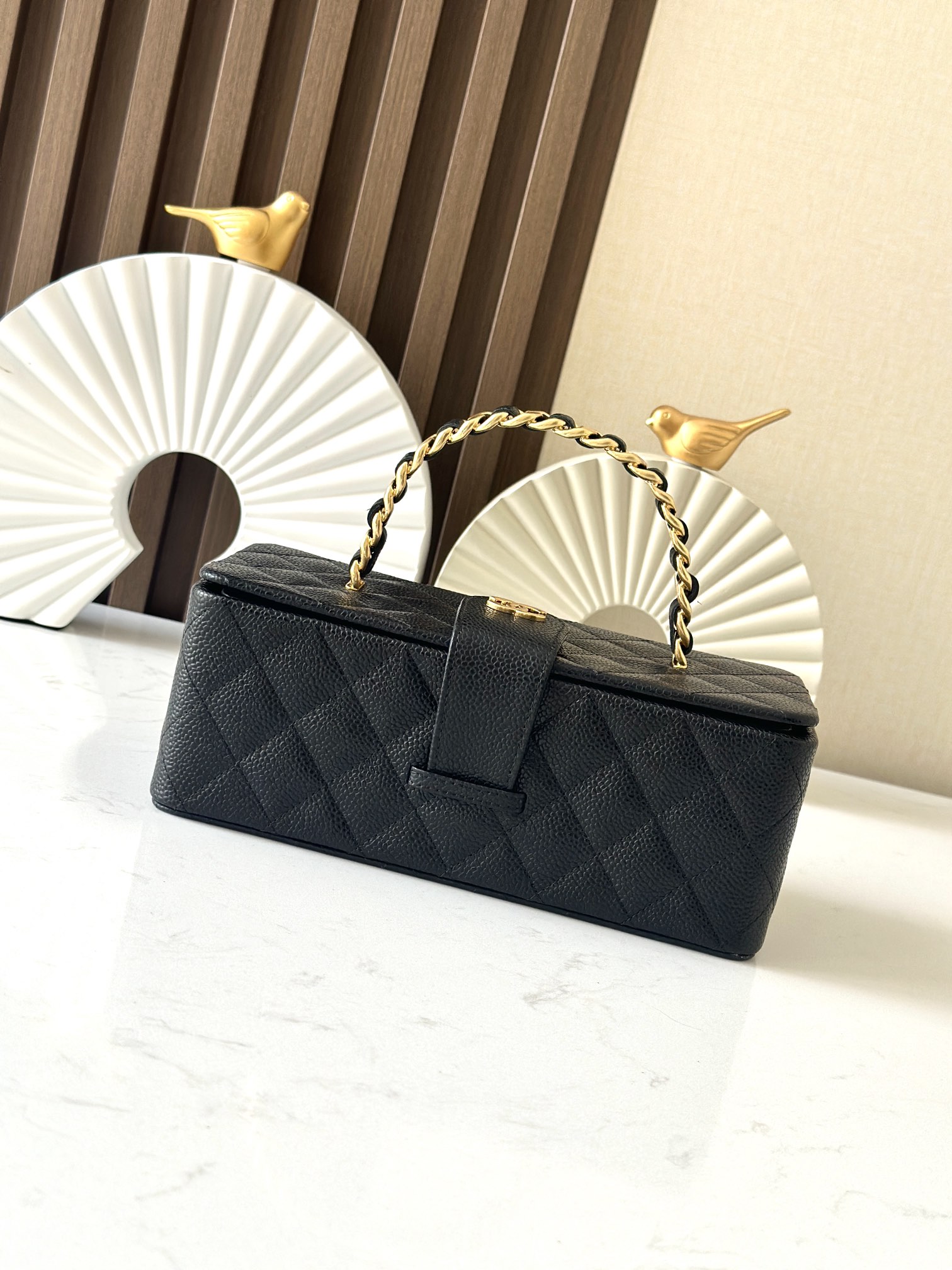 Chanel 这款是香奶奶 家vintage小怪级别的化妆包 珠光金色手提化妆包 这款颜色真的很绝 不同灯光能折射出不同颜色 颜色细节是高级满分 手提部分无论是从弧度还是色泽上