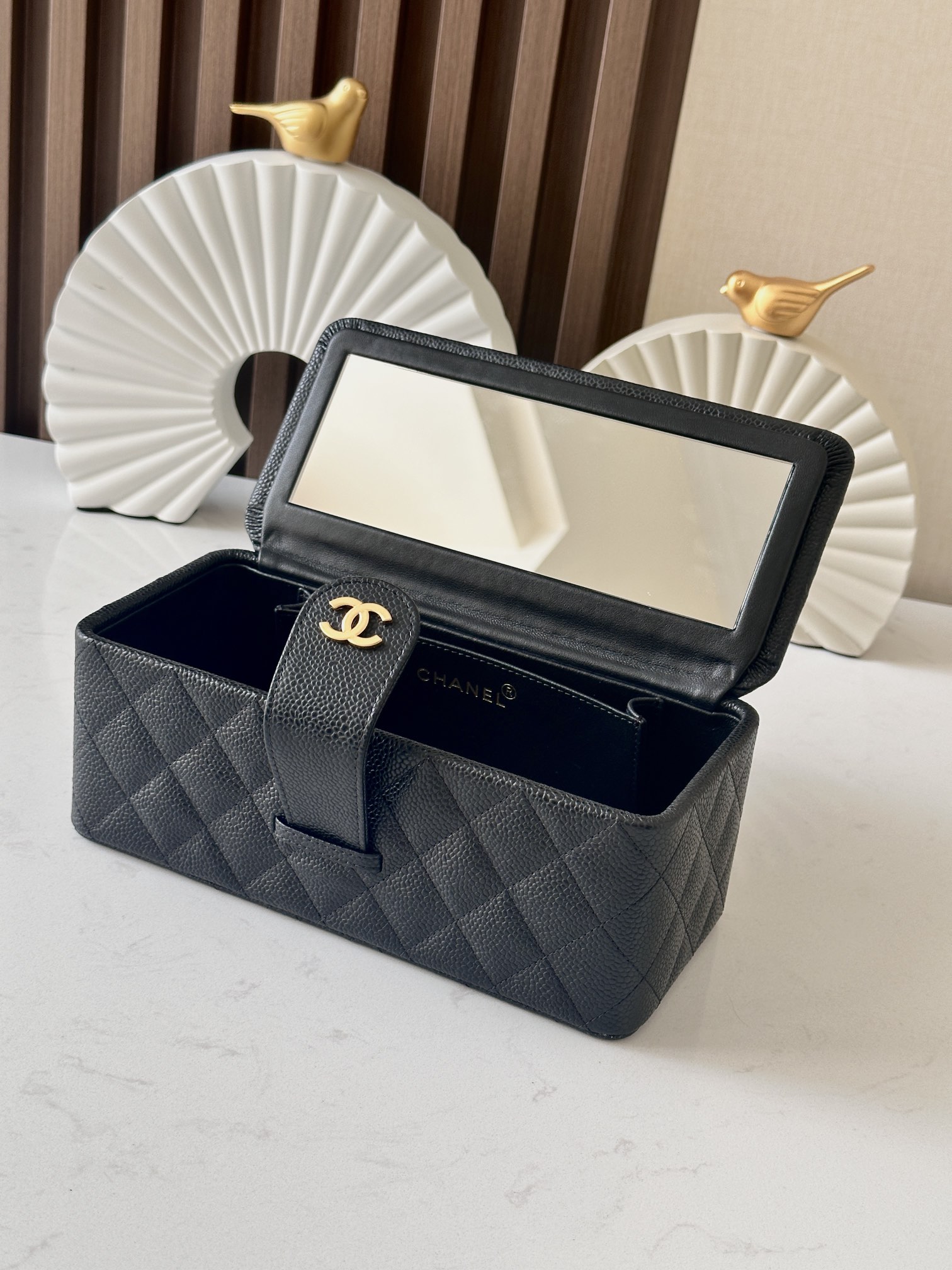 Chanel 这款是香奶奶 家vintage小怪级别的化妆包 珠光金色手提化妆包 这款颜色真的很绝 不同灯光能折射出不同颜色 颜色细节是高级满分 手提部分无论是从弧度还是色泽上