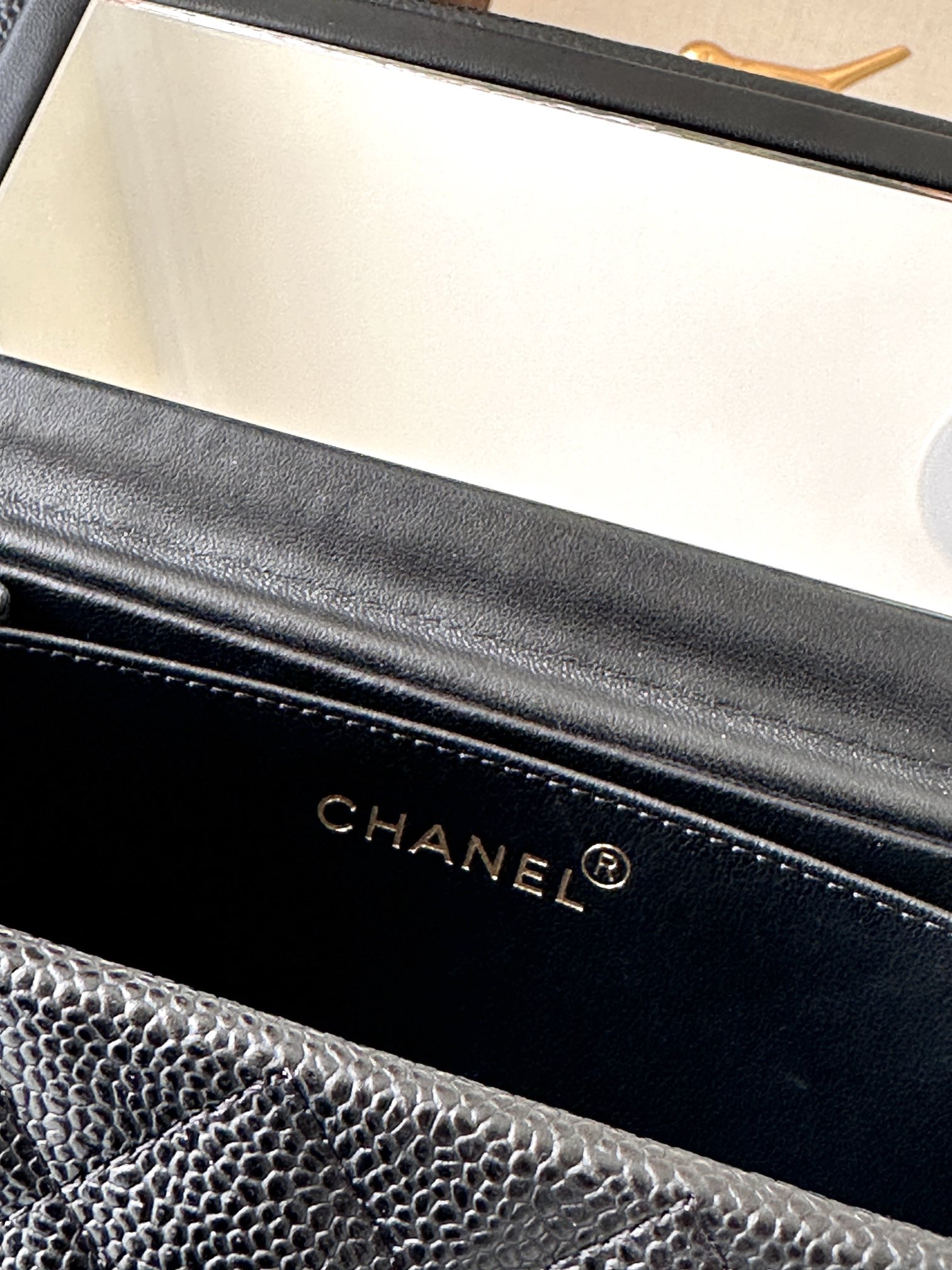 Chanel 这款是香奶奶 家vintage小怪级别的化妆包 珠光金色手提化妆包 这款颜色真的很绝 不同灯光能折射出不同颜色 颜色细节是高级满分 手提部分无论是从弧度还是色泽上