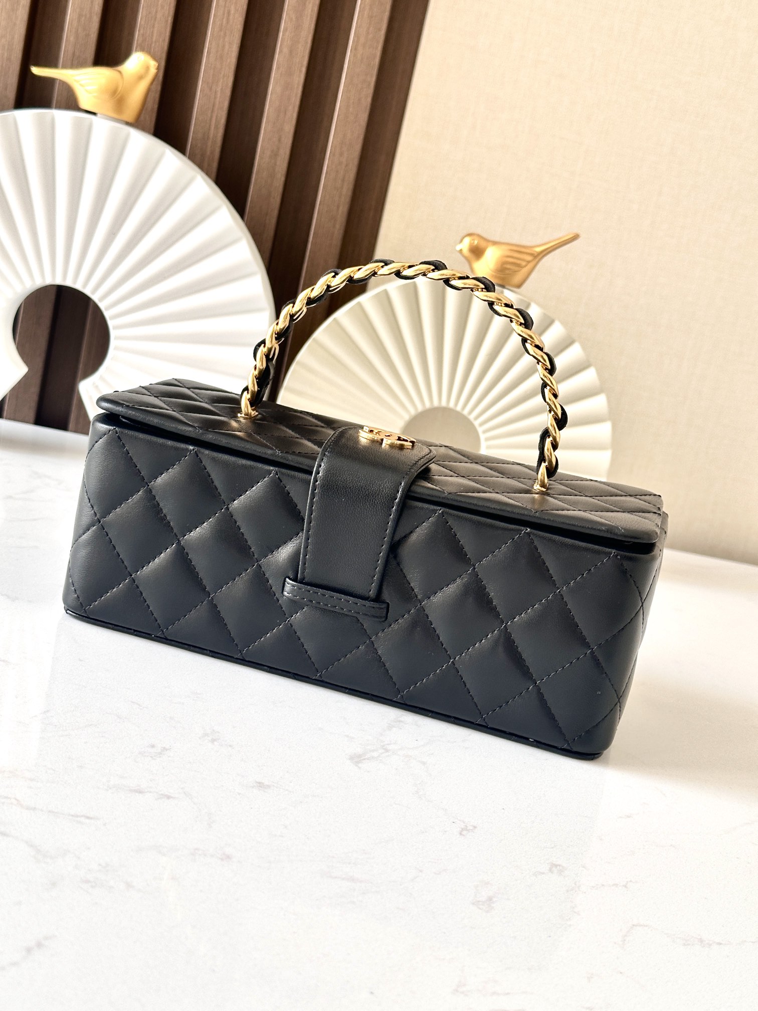 Chanel 这款是香奶奶 家vintage小怪级别的化妆包 珠光金色手提化妆包 这款颜色真的很绝 不同灯光能折射出不同颜色 颜色细节是高级满分 手提部分无论是从弧度还是色泽上
