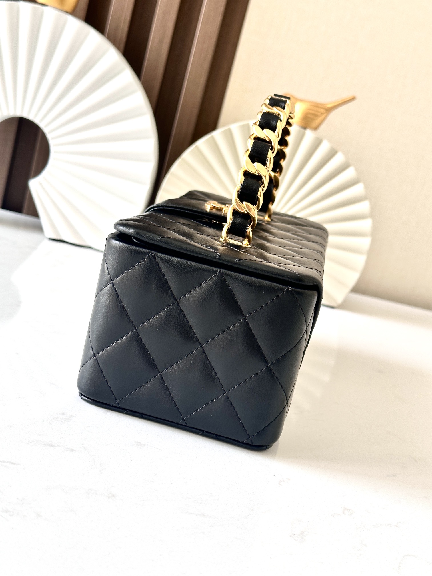 Chanel 这款是香奶奶 家vintage小怪级别的化妆包 珠光金色手提化妆包 这款颜色真的很绝 不同灯光能折射出不同颜色 颜色细节是高级满分 手提部分无论是从弧度还是色泽上
