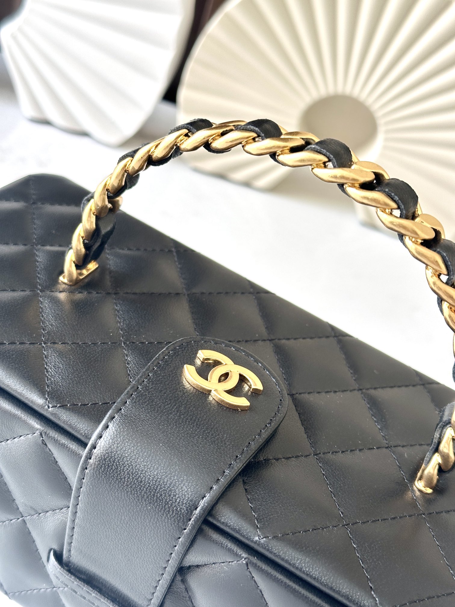 Chanel 这款是香奶奶 家vintage小怪级别的化妆包 珠光金色手提化妆包 这款颜色真的很绝 不同灯光能折射出不同颜色 颜色细节是高级满分 手提部分无论是从弧度还是色泽上