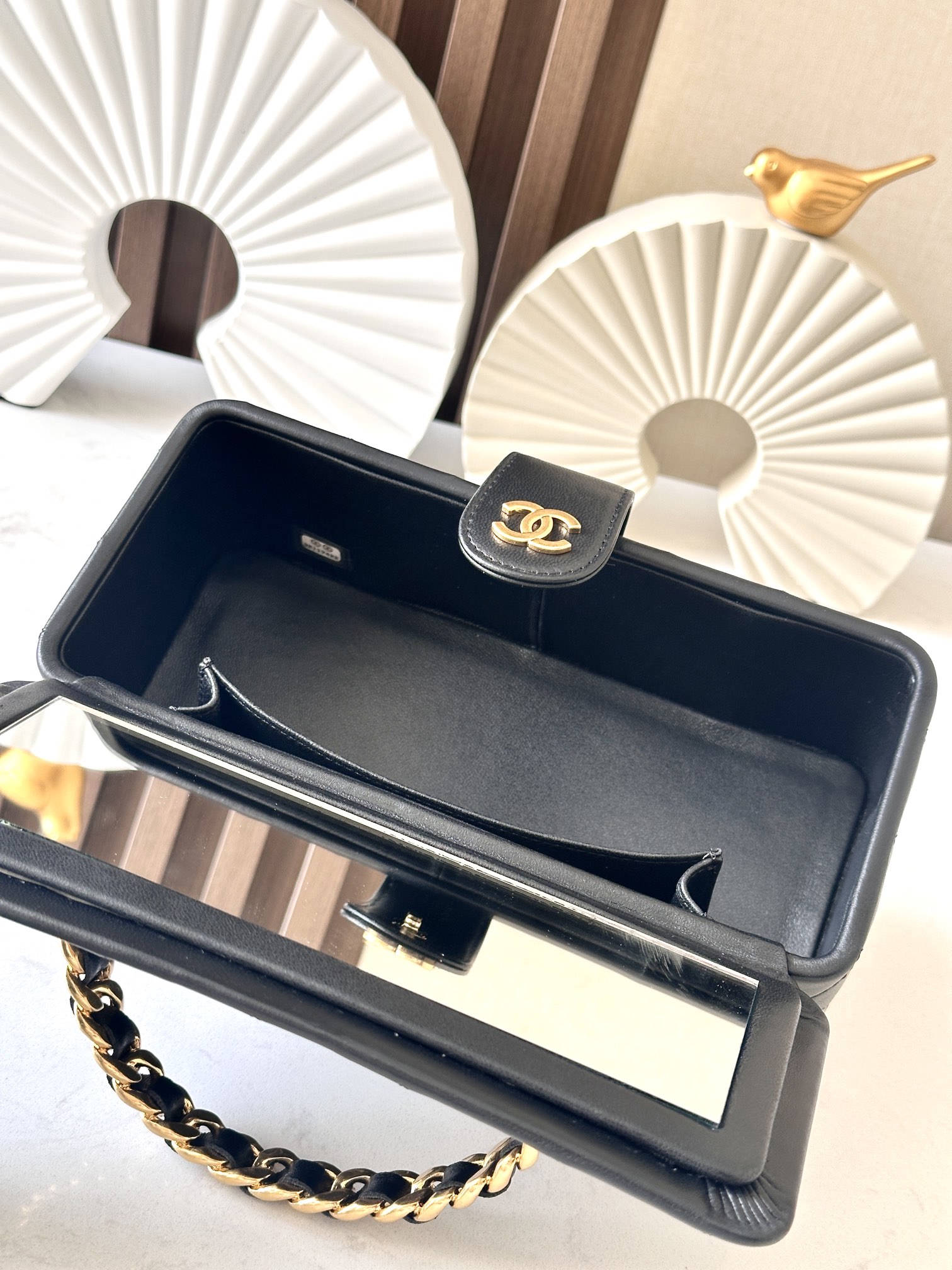 Chanel 这款是香奶奶 家vintage小怪级别的化妆包 珠光金色手提化妆包 这款颜色真的很绝 不同灯光能折射出不同颜色 颜色细节是高级满分 手提部分无论是从弧度还是色泽上