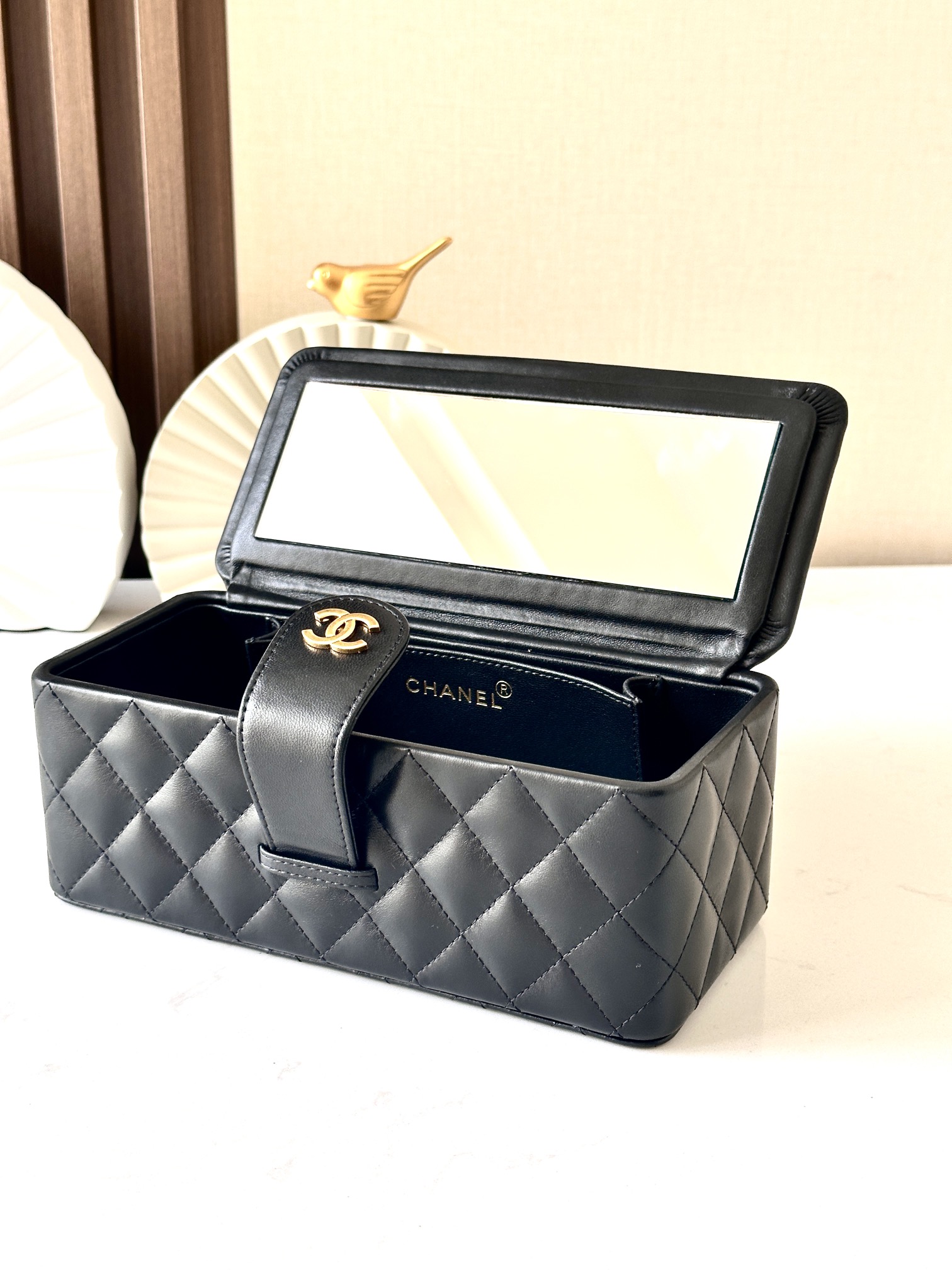 Chanel 这款是香奶奶 家vintage小怪级别的化妆包 珠光金色手提化妆包 这款颜色真的很绝 不同灯光能折射出不同颜色 颜色细节是高级满分 手提部分无论是从弧度还是色泽上