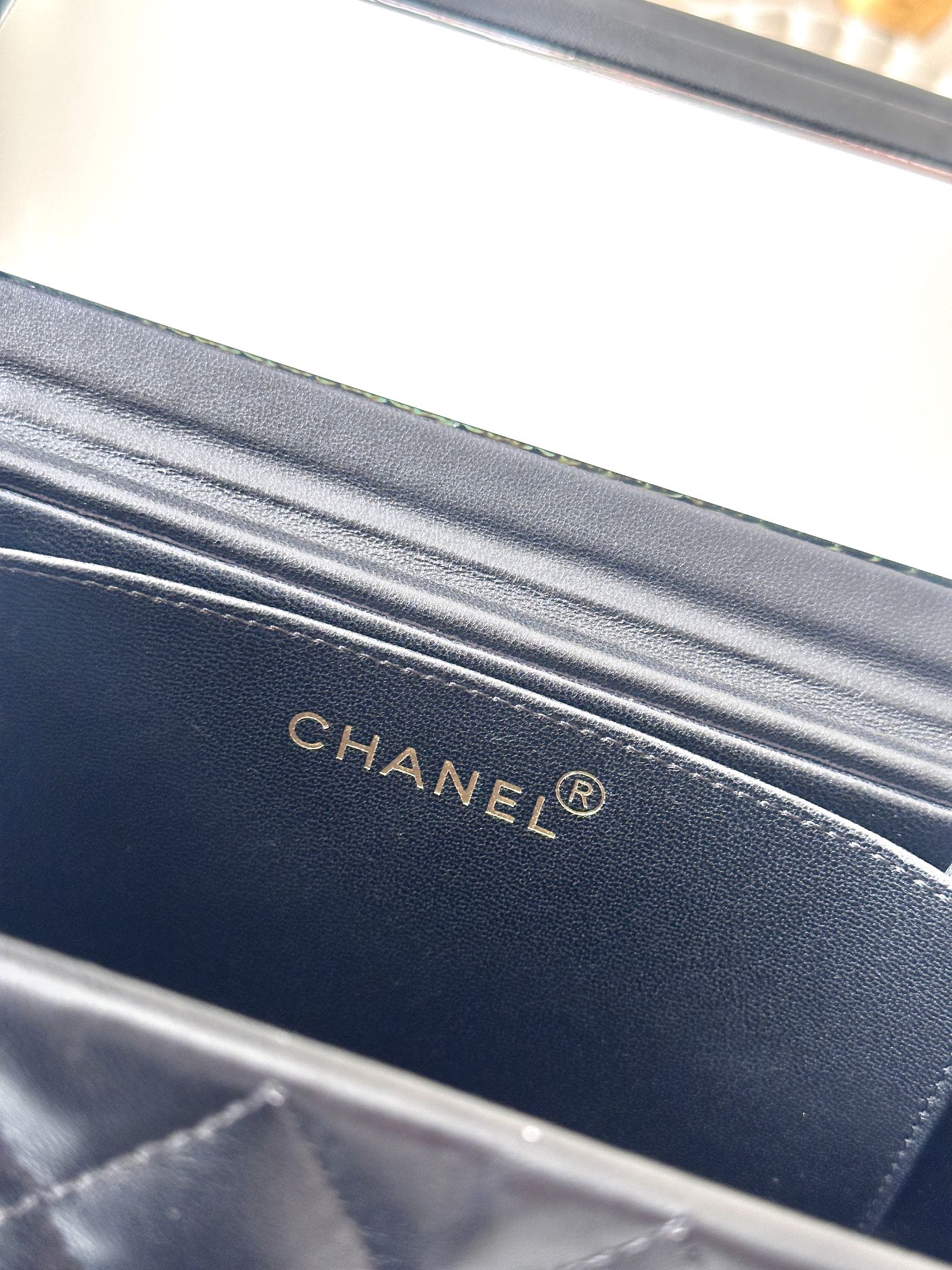 Chanel 这款是香奶奶 家vintage小怪级别的化妆包 珠光金色手提化妆包 这款颜色真的很绝 不同灯光能折射出不同颜色 颜色细节是高级满分 手提部分无论是从弧度还是色泽上