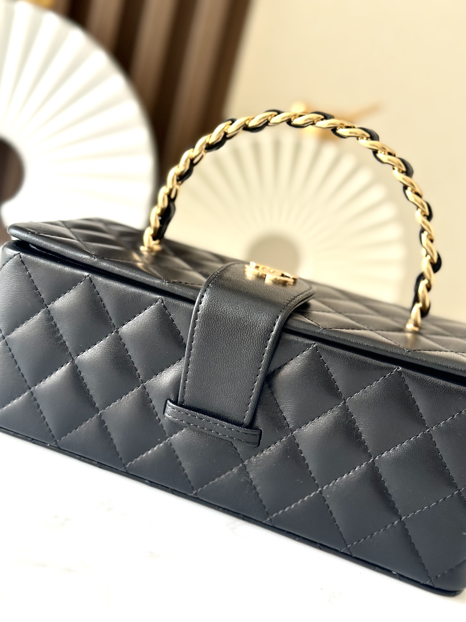Chanel 这款是香奶奶 家vintage小怪级别的化妆包 珠光金色手提化妆包 这款颜色真的很绝 不同灯光能折射出不同颜色 颜色细节是高级满分 手提部分无论是从弧度还是色泽上