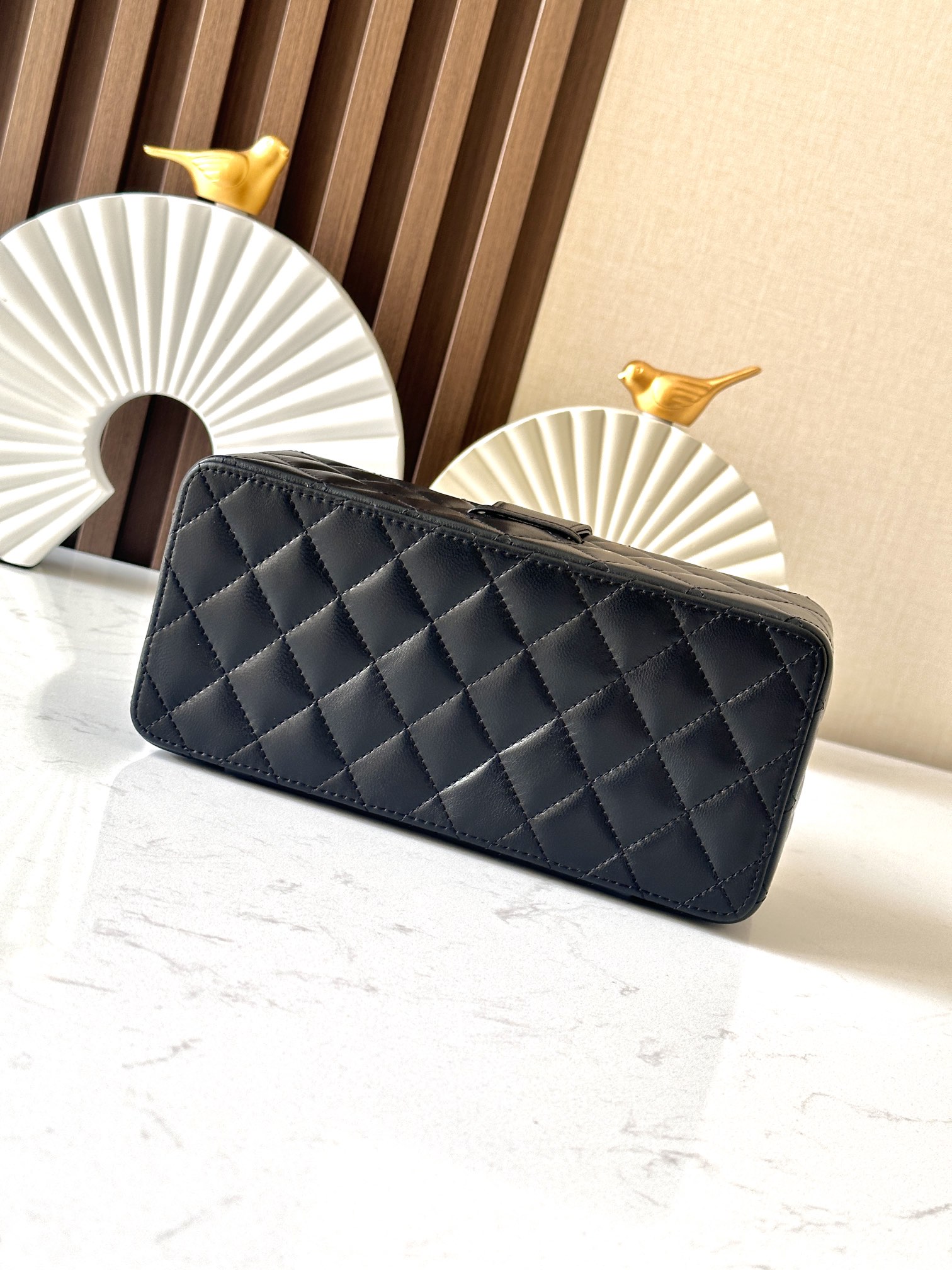 Chanel 这款是香奶奶 家vintage小怪级别的化妆包 珠光金色手提化妆包 这款颜色真的很绝 不同灯光能折射出不同颜色 颜色细节是高级满分 手提部分无论是从弧度还是色泽上