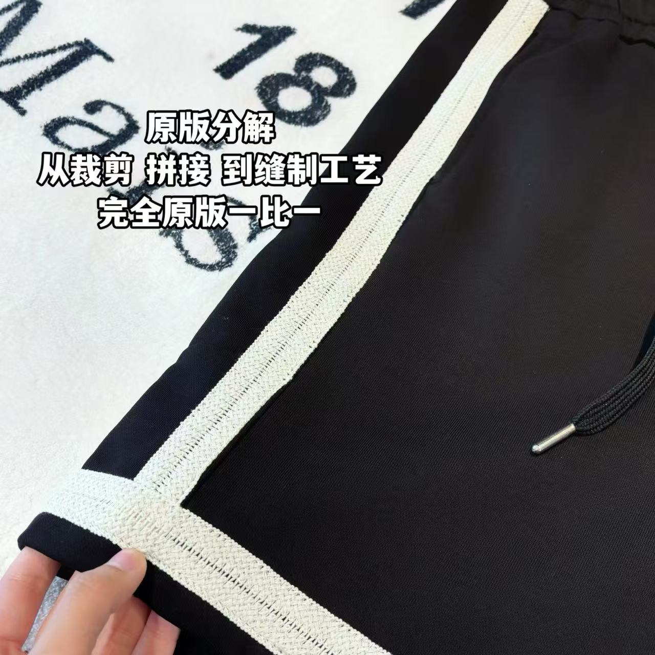 發75💰

-LOEWE罗意威刺绣拼接色织织带短裤 男女同款

-面料：采用原版一比一面料。

-辅料：原版拆解开发，一比一定制的小标，领标，水洗，吊牌，五金等等。

-工艺：原版分解，从裁剪，拼接，到缝制工艺完全原版一比一。

-颜色：黑色

-尺码：S M L XL
      裤长     腰围     臀围     推荐尺码
S     58       76        108      120斤内
M   59       80         112      140斤内
L     60       84         116      160斤内
XL   61       88         120      190斤内   