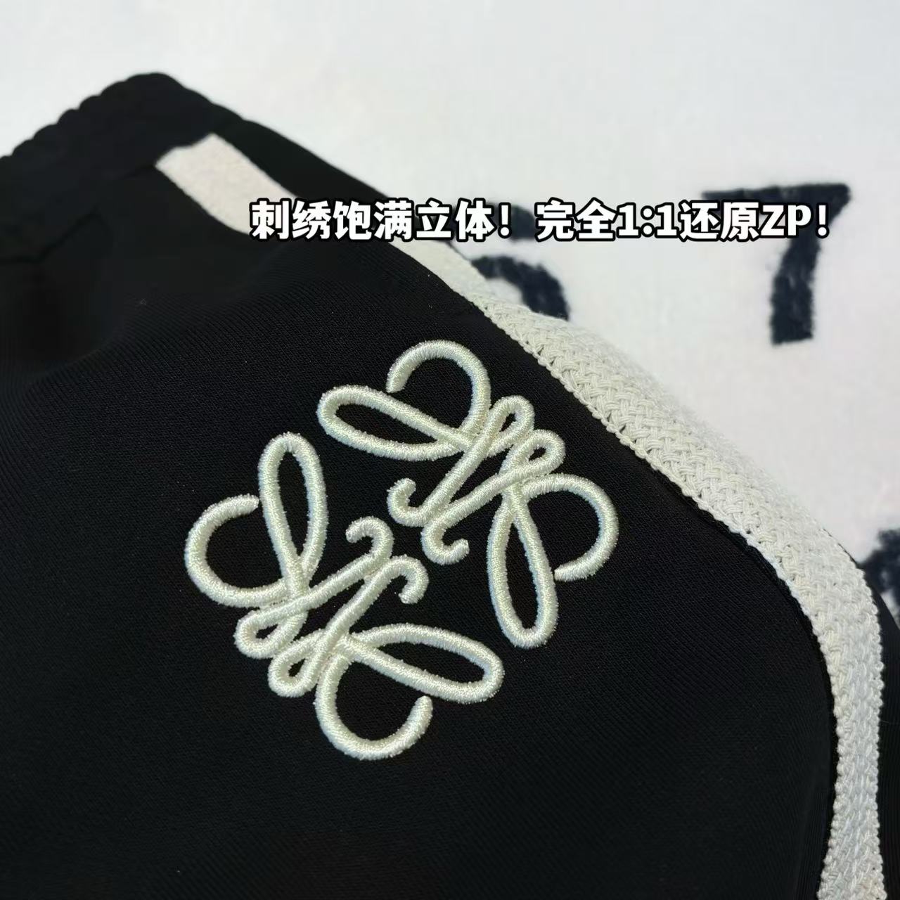 發75💰

-LOEWE罗意威刺绣拼接色织织带短裤 男女同款

-面料：采用原版一比一面料。

-辅料：原版拆解开发，一比一定制的小标，领标，水洗，吊牌，五金等等。

-工艺：原版分解，从裁剪，拼接，到缝制工艺完全原版一比一。

-颜色：黑色

-尺码：S M L XL
      裤长     腰围     臀围     推荐尺码
S     58       76        108      120斤内
M   59       80         112      140斤内
L     60       84         116      160斤内
XL   61       88         120      190斤内   
