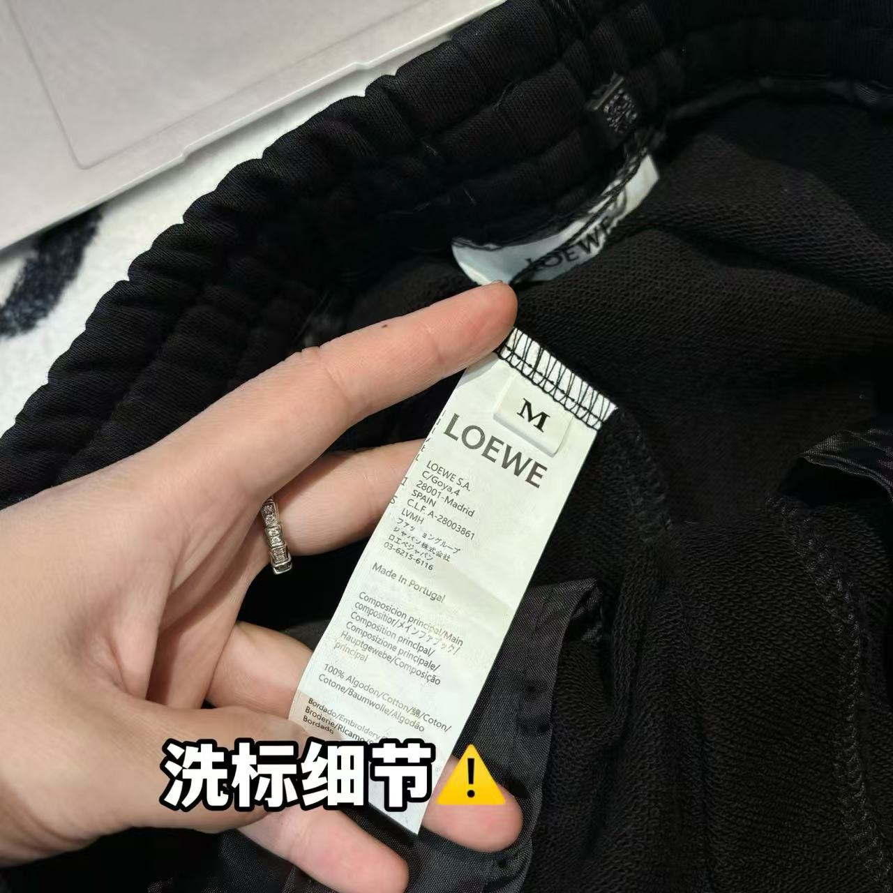 發75💰

-LOEWE罗意威刺绣拼接色织织带短裤 男女同款

-面料：采用原版一比一面料。

-辅料：原版拆解开发，一比一定制的小标，领标，水洗，吊牌，五金等等。

-工艺：原版分解，从裁剪，拼接，到缝制工艺完全原版一比一。

-颜色：黑色

-尺码：S M L XL
      裤长     腰围     臀围     推荐尺码
S     58       76        108      120斤内
M   59       80         112      140斤内
L     60       84         116      160斤内
XL   61       88         120      190斤内   