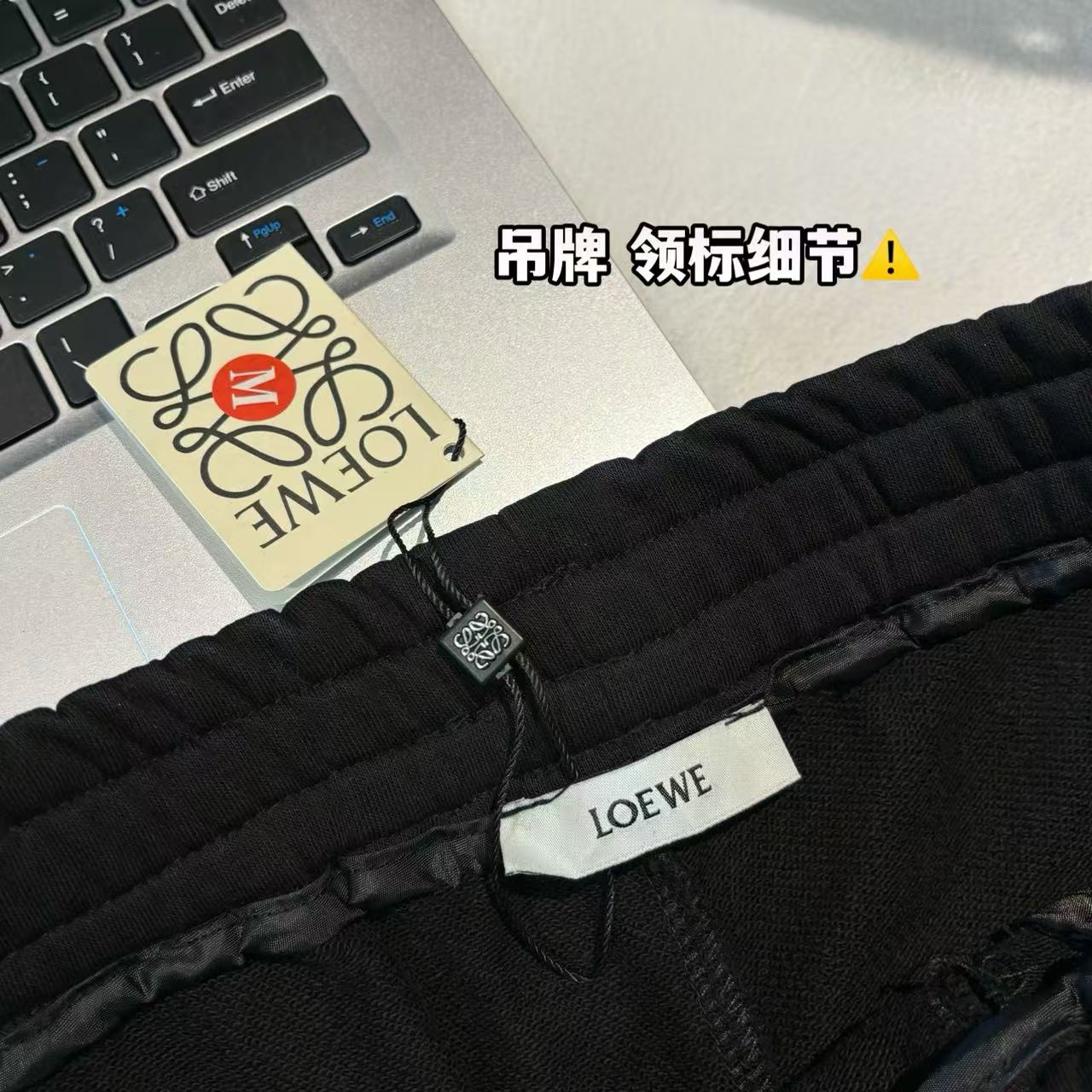發75💰

-LOEWE罗意威刺绣拼接色织织带短裤 男女同款

-面料：采用原版一比一面料。

-辅料：原版拆解开发，一比一定制的小标，领标，水洗，吊牌，五金等等。

-工艺：原版分解，从裁剪，拼接，到缝制工艺完全原版一比一。

-颜色：黑色

-尺码：S M L XL
      裤长     腰围     臀围     推荐尺码
S     58       76        108      120斤内
M   59       80         112      140斤内
L     60       84         116      160斤内
XL   61       88         120      190斤内   