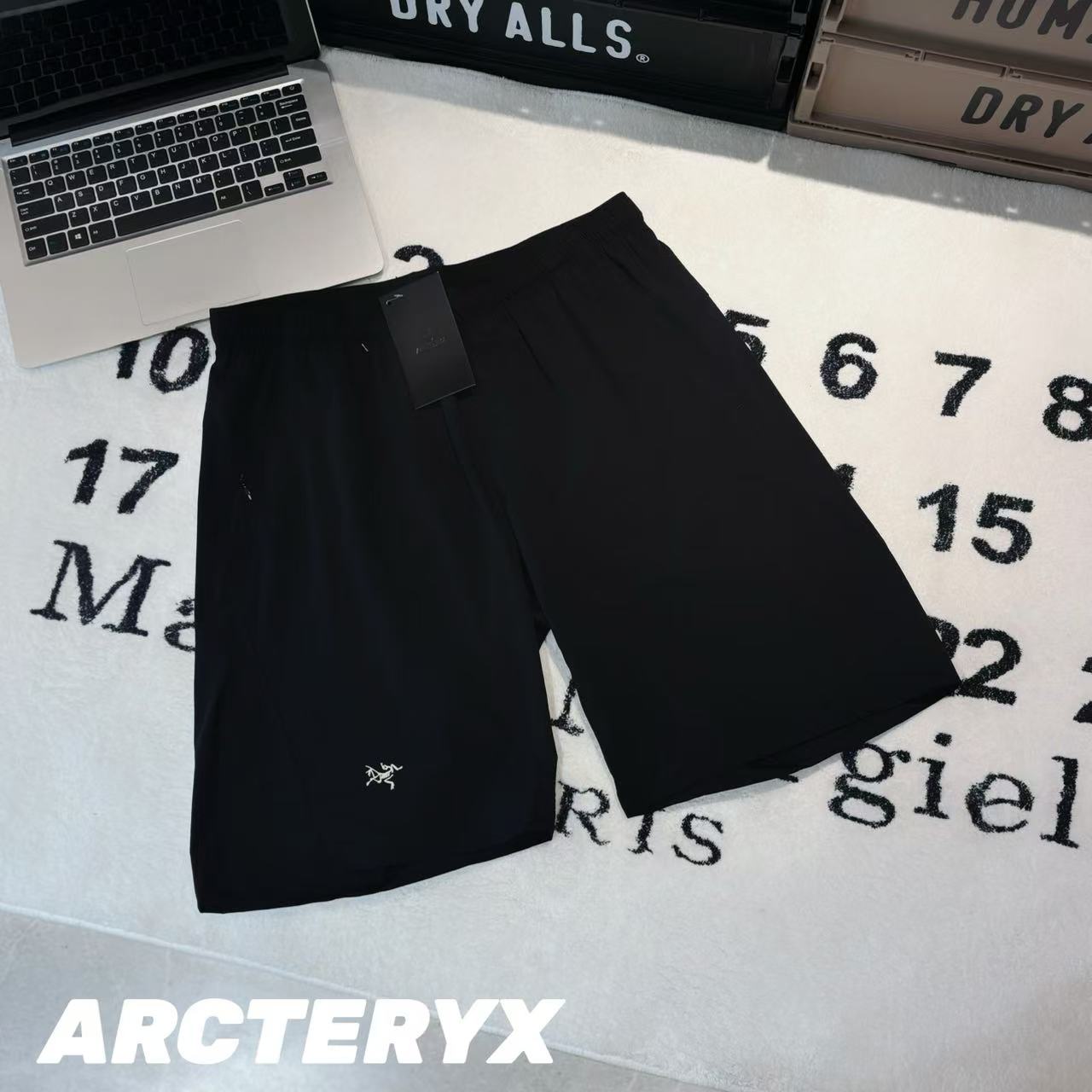 發90💰

-Arcteryx始祖鸟Aptin Short轻便耐磨压胶运动短裤 男女同款

-面料：采用原版一比一速干面料。

-辅料：原版拆解开发，一比一定制的小标，领标，水洗，吊牌，五金等等。

-工艺：原版分解，从裁剪，拼接，到缝制工艺完全原版一比一。

-颜色：黑色 灰色 军绿

-尺码：S M L XL
      裤长     腰围     臀围     推荐尺码
S     48       76        108      120斤内
M    50       80         112      140斤内
L     52       84         116      160斤内
XL   54       88         120      190斤内   
