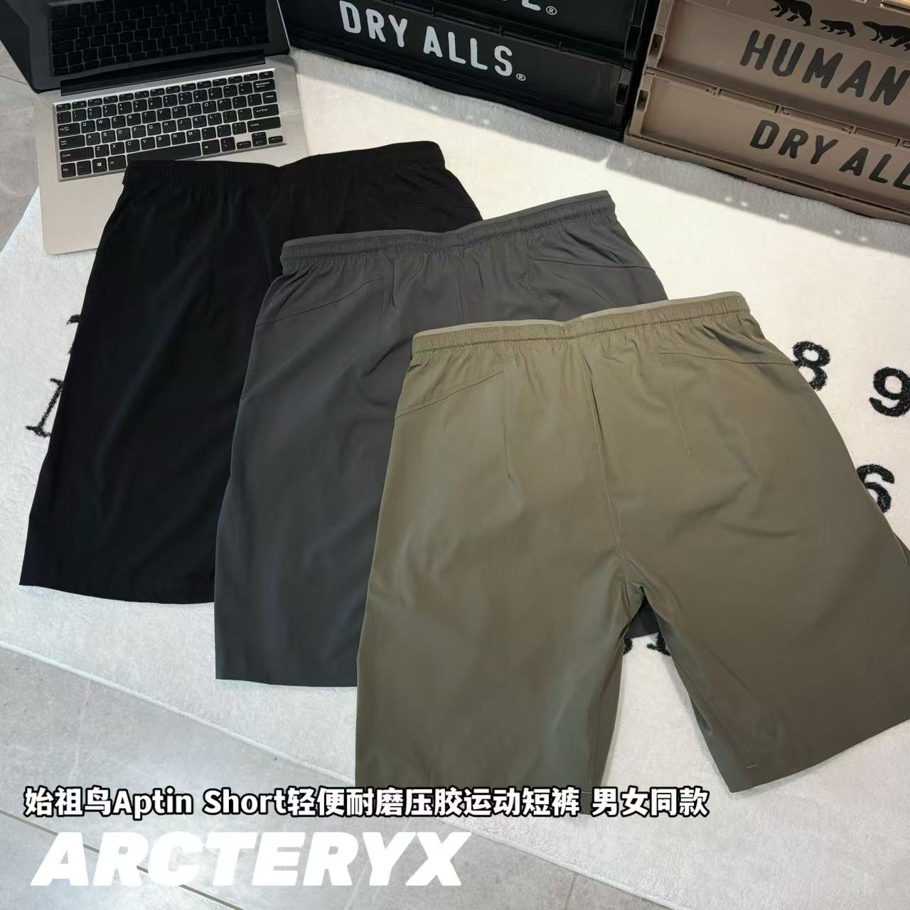 發90💰

-Arcteryx始祖鸟Aptin Short轻便耐磨压胶运动短裤 男女同款

-面料：采用原版一比一速干面料。

-辅料：原版拆解开发，一比一定制的小标，领标，水洗，吊牌，五金等等。

-工艺：原版分解，从裁剪，拼接，到缝制工艺完全原版一比一。

-颜色：黑色 灰色 军绿

-尺码：S M L XL
      裤长     腰围     臀围     推荐尺码
S     48       76        108      120斤内
M    50       80         112      140斤内
L     52       84         116      160斤内
XL   54       88         120      190斤内   