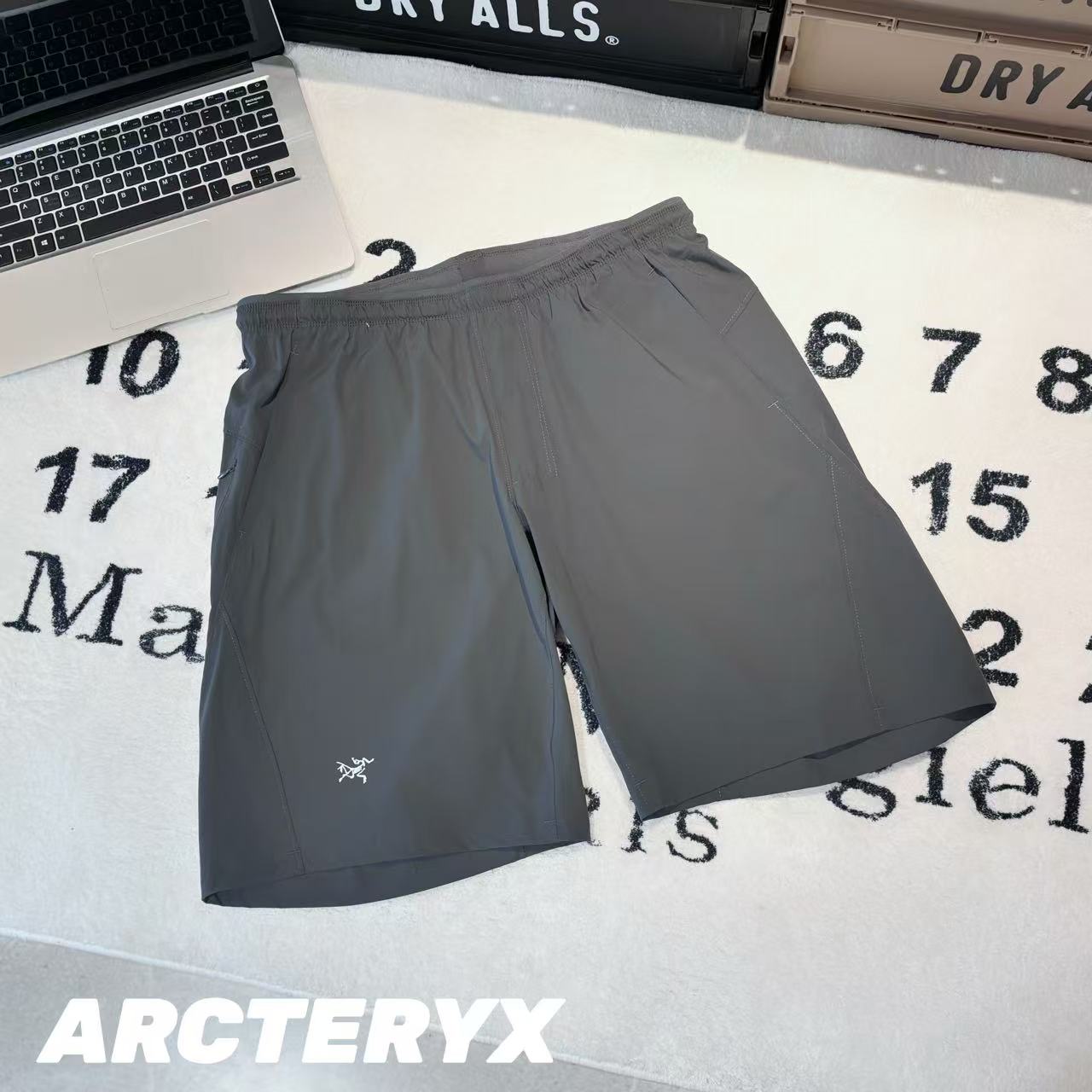 發90💰

-Arcteryx始祖鸟Aptin Short轻便耐磨压胶运动短裤 男女同款

-面料：采用原版一比一速干面料。

-辅料：原版拆解开发，一比一定制的小标，领标，水洗，吊牌，五金等等。

-工艺：原版分解，从裁剪，拼接，到缝制工艺完全原版一比一。

-颜色：黑色 灰色 军绿

-尺码：S M L XL
      裤长     腰围     臀围     推荐尺码
S     48       76        108      120斤内
M    50       80         112      140斤内
L     52       84         116      160斤内
XL   54       88         120      190斤内   