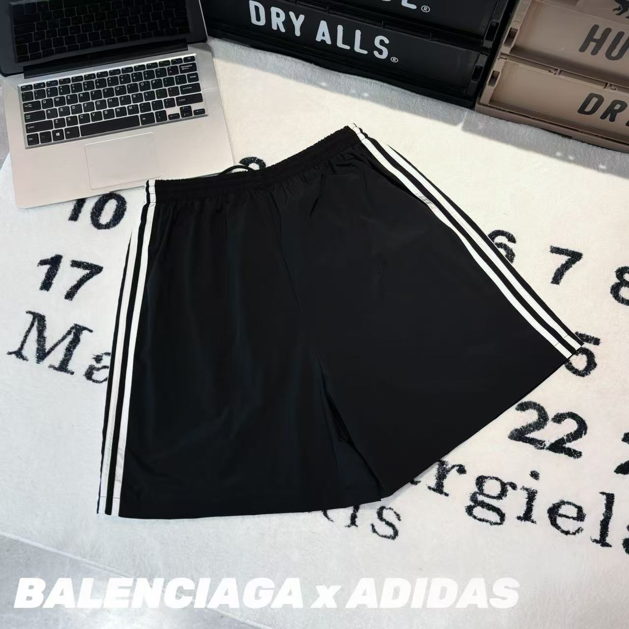 發90💰

-BALENCIAGA x ADIDAS 巴黎世家三叶草联名刺绣短裤 男女同款

-面料：采用原版一比一面料。

-辅料：原版拆解开发，一比一定制的小标，领标，水洗，吊牌，五金等等。

-工艺：原版分解，从裁剪，拼接，到缝制工艺完全原版一比一。

-颜色：黑色

-尺码：44 46 48 50（M L XL XXL)
      裤长     腰围     臀围     推荐尺码
M    49       72        124      120斤内
L      51       76         128     150斤内
XL    53      80         132      180斤内
XXL  55      84         136      210斤内   