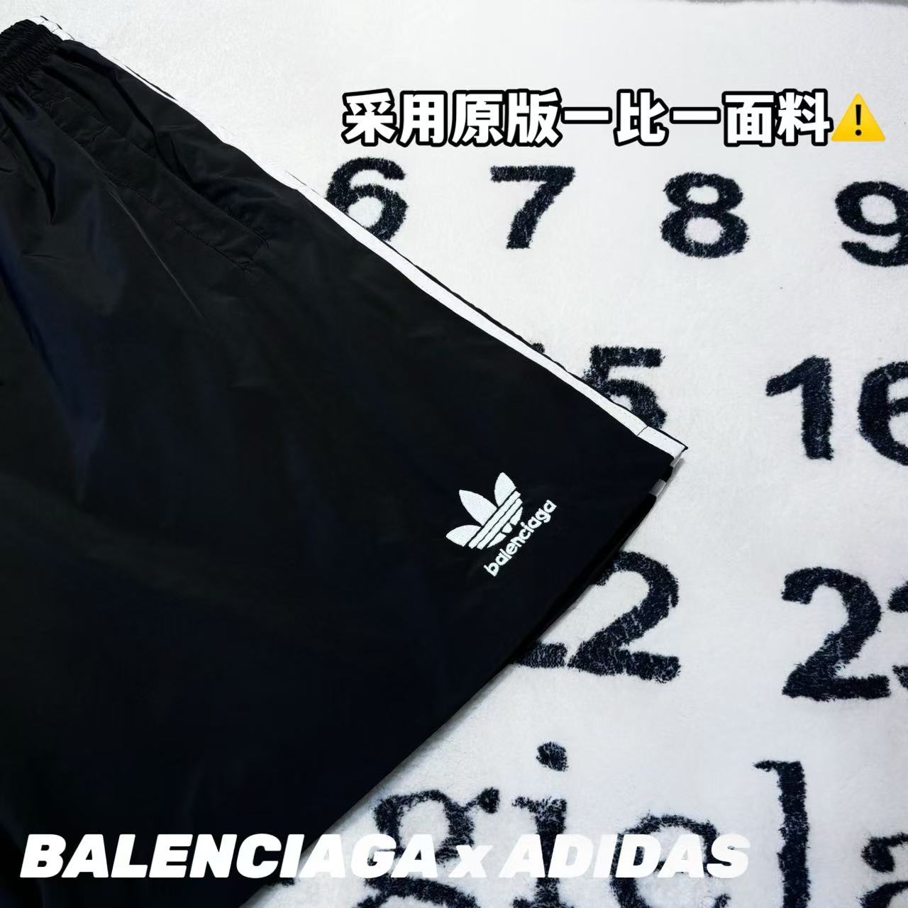 發90💰

-BALENCIAGA x ADIDAS 巴黎世家三叶草联名刺绣短裤 男女同款

-面料：采用原版一比一面料。

-辅料：原版拆解开发，一比一定制的小标，领标，水洗，吊牌，五金等等。

-工艺：原版分解，从裁剪，拼接，到缝制工艺完全原版一比一。

-颜色：黑色

-尺码：44 46 48 50（M L XL XXL)
      裤长     腰围     臀围     推荐尺码
M    49       72        124      120斤内
L      51       76         128     150斤内
XL    53      80         132      180斤内
XXL  55      84         136      210斤内   