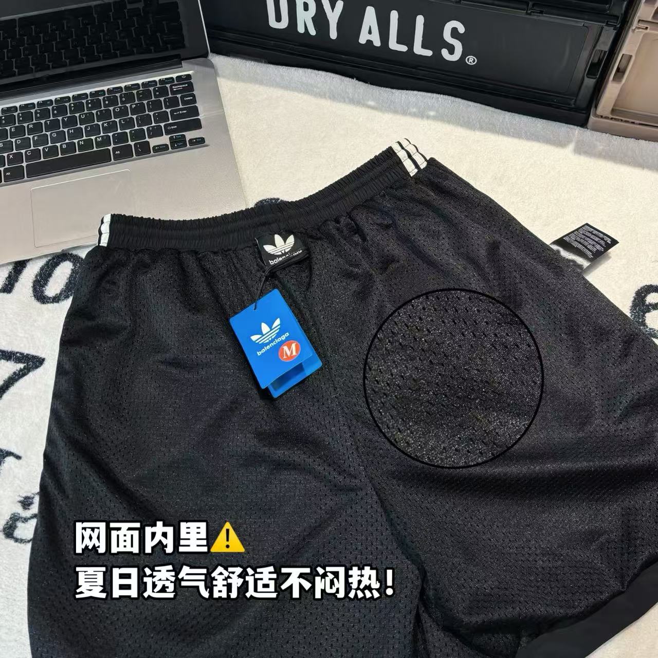發90💰

-BALENCIAGA x ADIDAS 巴黎世家三叶草联名刺绣短裤 男女同款

-面料：采用原版一比一面料。

-辅料：原版拆解开发，一比一定制的小标，领标，水洗，吊牌，五金等等。

-工艺：原版分解，从裁剪，拼接，到缝制工艺完全原版一比一。

-颜色：黑色

-尺码：44 46 48 50（M L XL XXL)
      裤长     腰围     臀围     推荐尺码
M    49       72        124      120斤内
L      51       76         128     150斤内
XL    53      80         132      180斤内
XXL  55      84         136      210斤内   