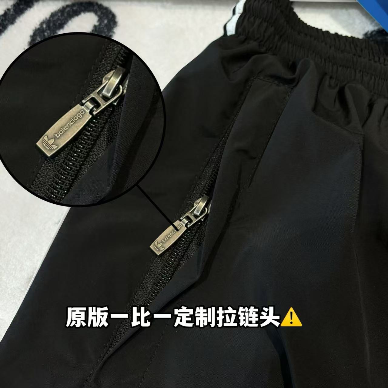 發90💰

-BALENCIAGA x ADIDAS 巴黎世家三叶草联名刺绣短裤 男女同款

-面料：采用原版一比一面料。

-辅料：原版拆解开发，一比一定制的小标，领标，水洗，吊牌，五金等等。

-工艺：原版分解，从裁剪，拼接，到缝制工艺完全原版一比一。

-颜色：黑色

-尺码：44 46 48 50（M L XL XXL)
      裤长     腰围     臀围     推荐尺码
M    49       72        124      120斤内
L      51       76         128     150斤内
XL    53      80         132      180斤内
XXL  55      84         136      210斤内   