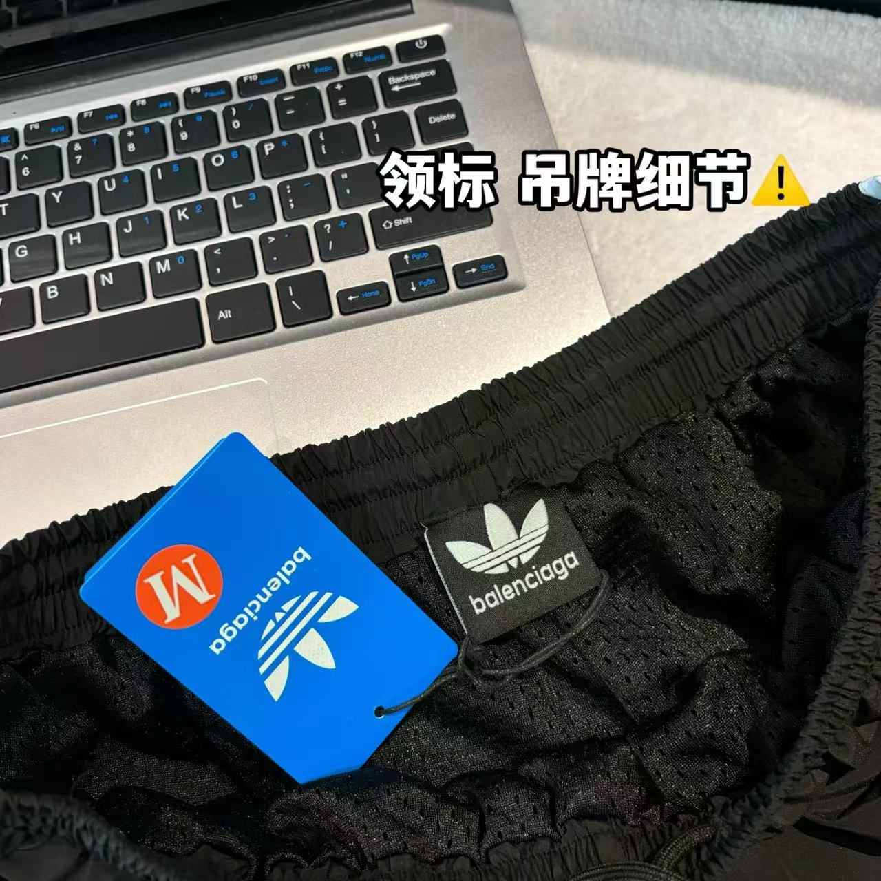 發90💰

-BALENCIAGA x ADIDAS 巴黎世家三叶草联名刺绣短裤 男女同款

-面料：采用原版一比一面料。

-辅料：原版拆解开发，一比一定制的小标，领标，水洗，吊牌，五金等等。

-工艺：原版分解，从裁剪，拼接，到缝制工艺完全原版一比一。

-颜色：黑色

-尺码：44 46 48 50（M L XL XXL)
      裤长     腰围     臀围     推荐尺码
M    49       72        124      120斤内
L      51       76         128     150斤内
XL    53      80         132      180斤内
XXL  55      84         136      210斤内   