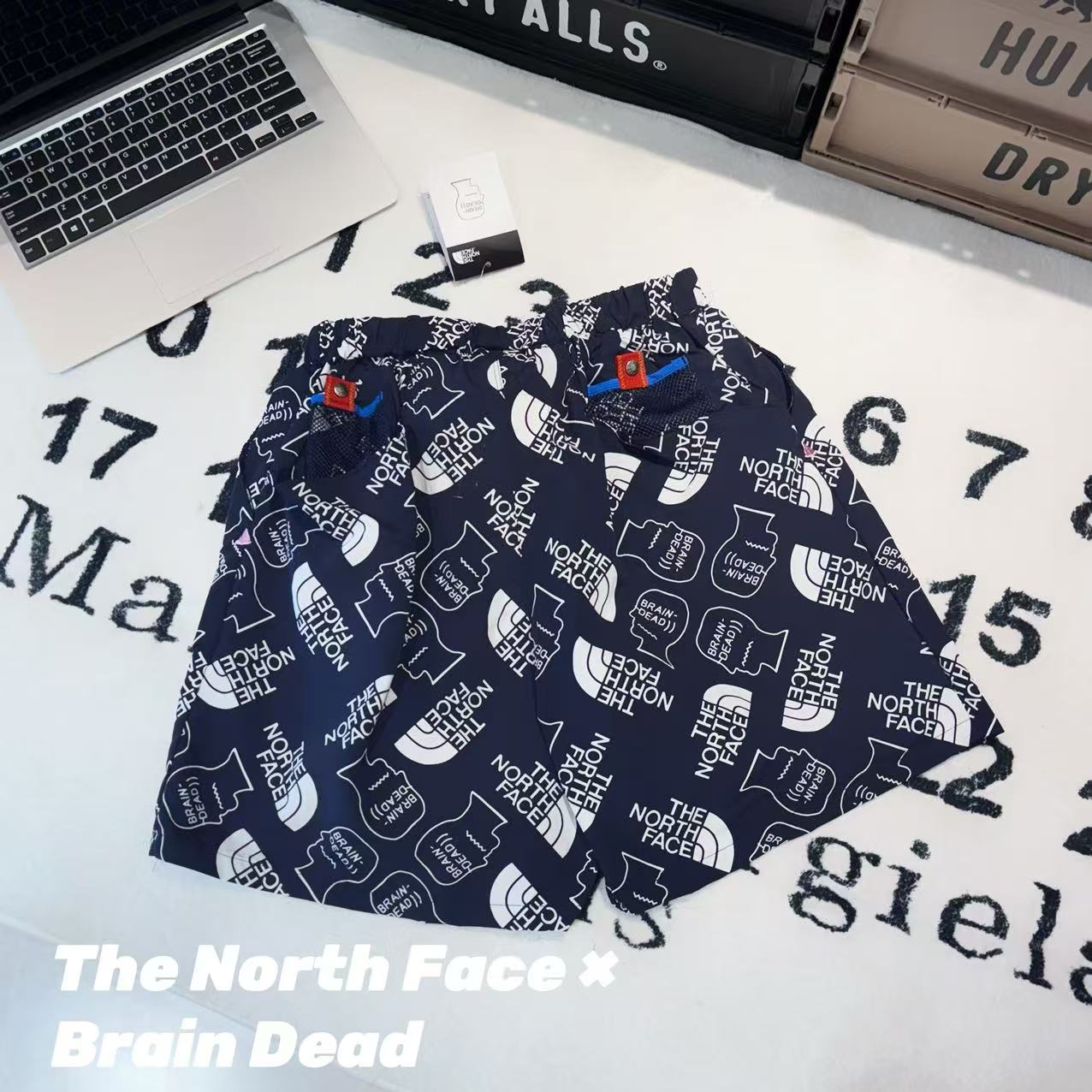 發110💰

-The North Face × Brain Dead 北面脑死亡联名 77 baggy climber short 印花宽松休闲短裤

--面料：采用原版一比一定织定染尼龙满印面料。里层200g鸟眼布！

-辅料：原版拆解开发，一比一定制的小标，领标，水洗，吊牌，五金等等。

-工艺：原版分解，从裁剪，拼接，到缝制工艺完全原版一比一。

-颜色：藏青

-尺码：M L XL
      裤长     腰围     臀围     推荐尺码
M    42     72-102   116      130斤内
L     44     76-106   120     160斤内
XL   46     78-110    124     190斤内
