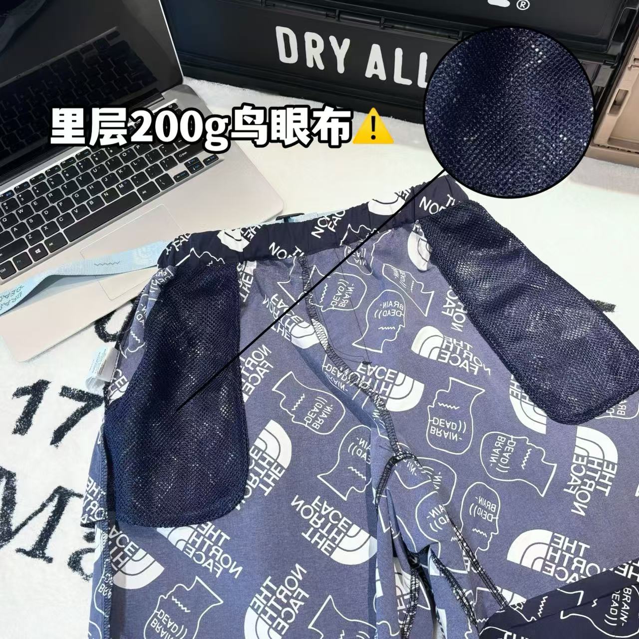 發110💰

-The North Face × Brain Dead 北面脑死亡联名 77 baggy climber short 印花宽松休闲短裤

--面料：采用原版一比一定织定染尼龙满印面料。里层200g鸟眼布！

-辅料：原版拆解开发，一比一定制的小标，领标，水洗，吊牌，五金等等。

-工艺：原版分解，从裁剪，拼接，到缝制工艺完全原版一比一。

-颜色：藏青

-尺码：M L XL
      裤长     腰围     臀围     推荐尺码
M    42     72-102   116      130斤内
L     44     76-106   120     160斤内
XL   46     78-110    124     190斤内