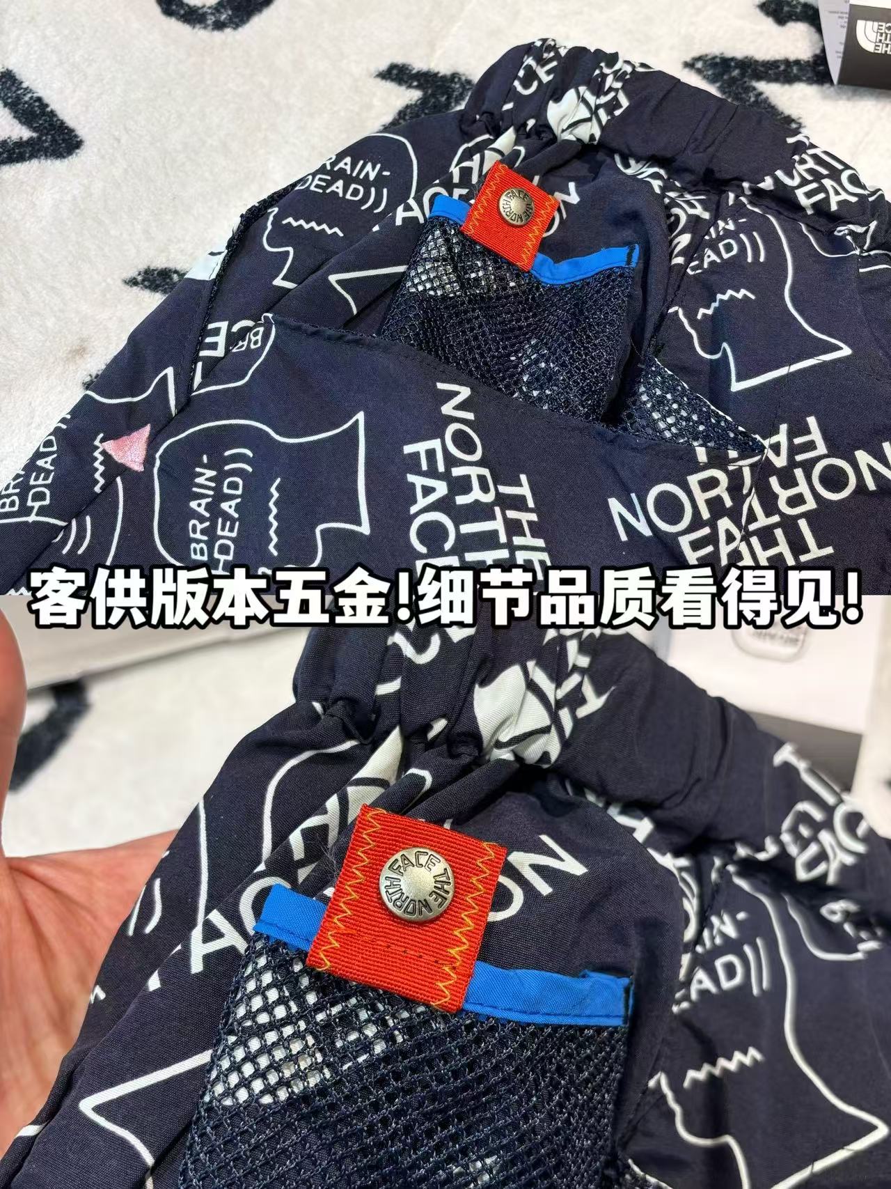 發110💰

-The North Face × Brain Dead 北面脑死亡联名 77 baggy climber short 印花宽松休闲短裤

--面料：采用原版一比一定织定染尼龙满印面料。里层200g鸟眼布！

-辅料：原版拆解开发，一比一定制的小标，领标，水洗，吊牌，五金等等。

-工艺：原版分解，从裁剪，拼接，到缝制工艺完全原版一比一。

-颜色：藏青

-尺码：M L XL
      裤长     腰围     臀围     推荐尺码
M    42     72-102   116      130斤内
L     44     76-106   120     160斤内
XL   46     78-110    124     190斤内