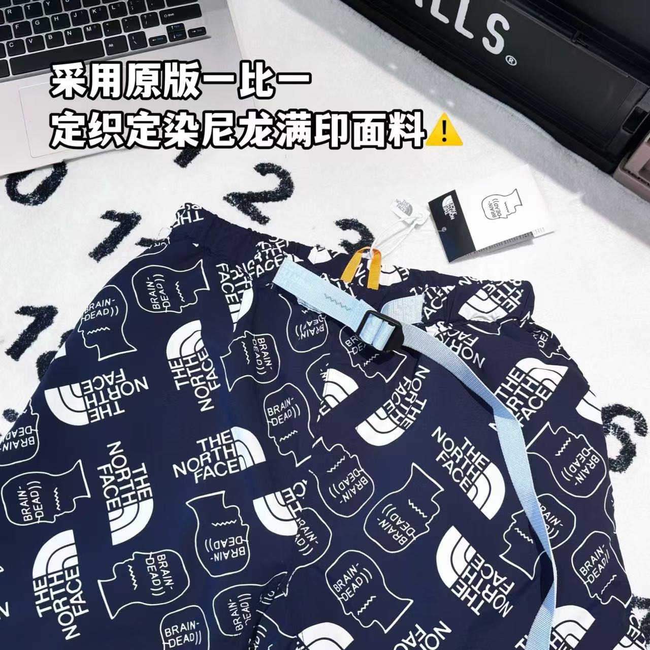 發110💰

-The North Face × Brain Dead 北面脑死亡联名 77 baggy climber short 印花宽松休闲短裤

--面料：采用原版一比一定织定染尼龙满印面料。里层200g鸟眼布！

-辅料：原版拆解开发，一比一定制的小标，领标，水洗，吊牌，五金等等。

-工艺：原版分解，从裁剪，拼接，到缝制工艺完全原版一比一。

-颜色：藏青

-尺码：M L XL
      裤长     腰围     臀围     推荐尺码
M    42     72-102   116      130斤内
L     44     76-106   120     160斤内
XL   46     78-110    124     190斤内