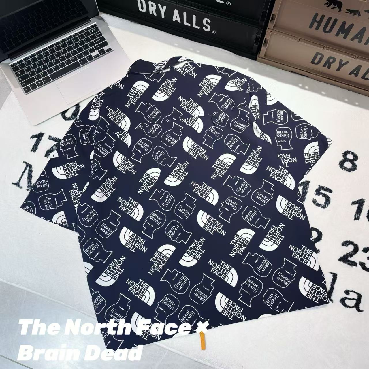 發150💰

-The North Face × Brain Dead 北面脑死亡联名 77 baggy climber short 印花多口袋拉链休闲衬衫 

--面料：采用原版一比一定织定染尼龙满印面料。里层200g鸟眼布！

-辅料：原版拆解开发，一比一定制的小标，领标，水洗，吊牌，五金等等。

-工艺：原版分解，从裁剪，拼接，到缝制工艺完全原版一比一。

-颜色：藏青

-尺码：M L XL
      衣长     肩宽     胸围     推荐尺码 
M    73       52        120      130斤内 
L    75        53        124       160斤内 
XL  77         54       128       190斤内