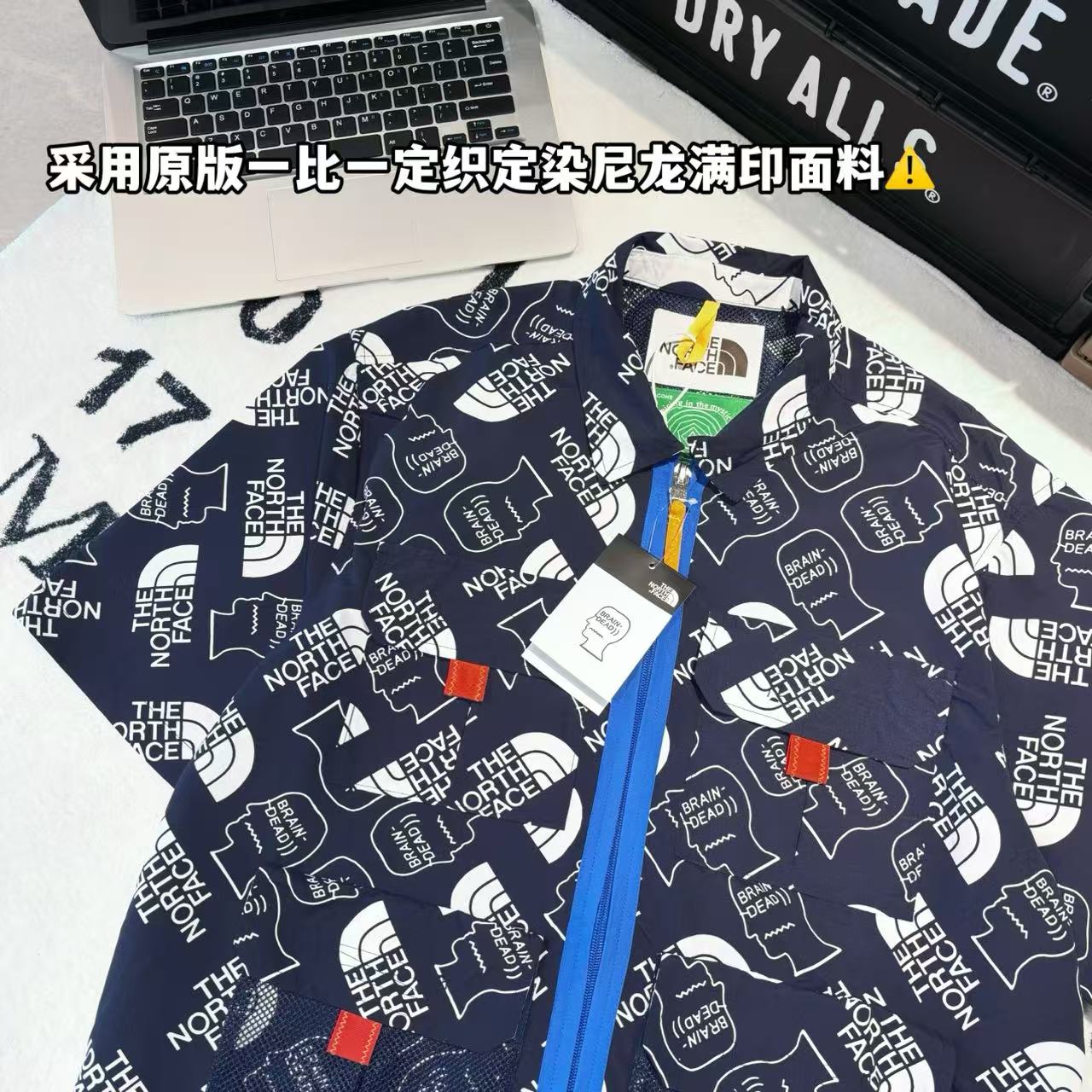發150💰

-The North Face × Brain Dead 北面脑死亡联名 77 baggy climber short 印花多口袋拉链休闲衬衫 

--面料：采用原版一比一定织定染尼龙满印面料。里层200g鸟眼布！

-辅料：原版拆解开发，一比一定制的小标，领标，水洗，吊牌，五金等等。

-工艺：原版分解，从裁剪，拼接，到缝制工艺完全原版一比一。

-颜色：藏青

-尺码：M L XL
      衣长     肩宽     胸围     推荐尺码 
M    73       52        120      130斤内 
L    75        53        124       160斤内 
XL  77         54       128       190斤内